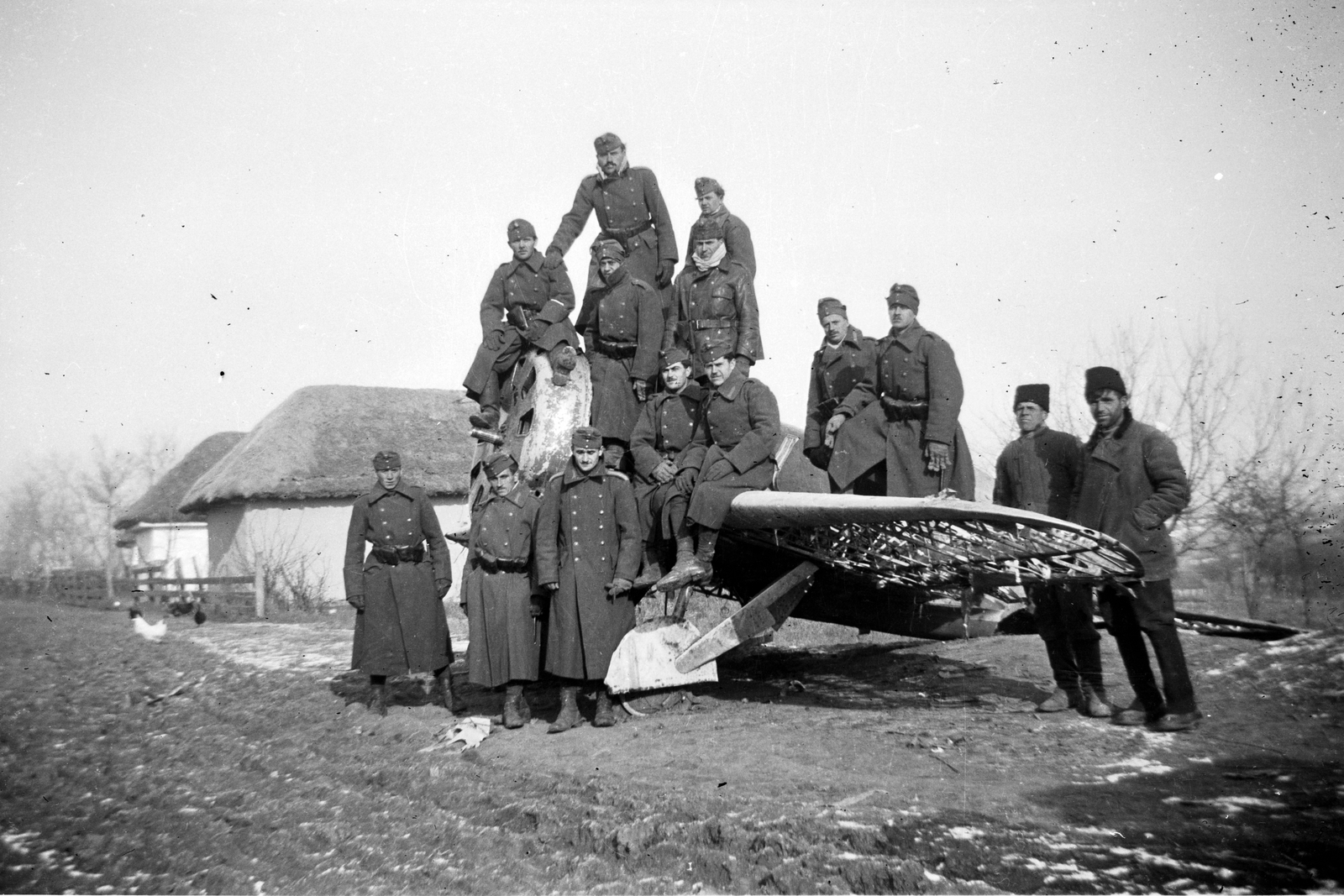 1942, Ladinek Viktor, Polikarpov I-16 "Rata", járműroncs, keleti front, csoportkép, Fortepan #264719