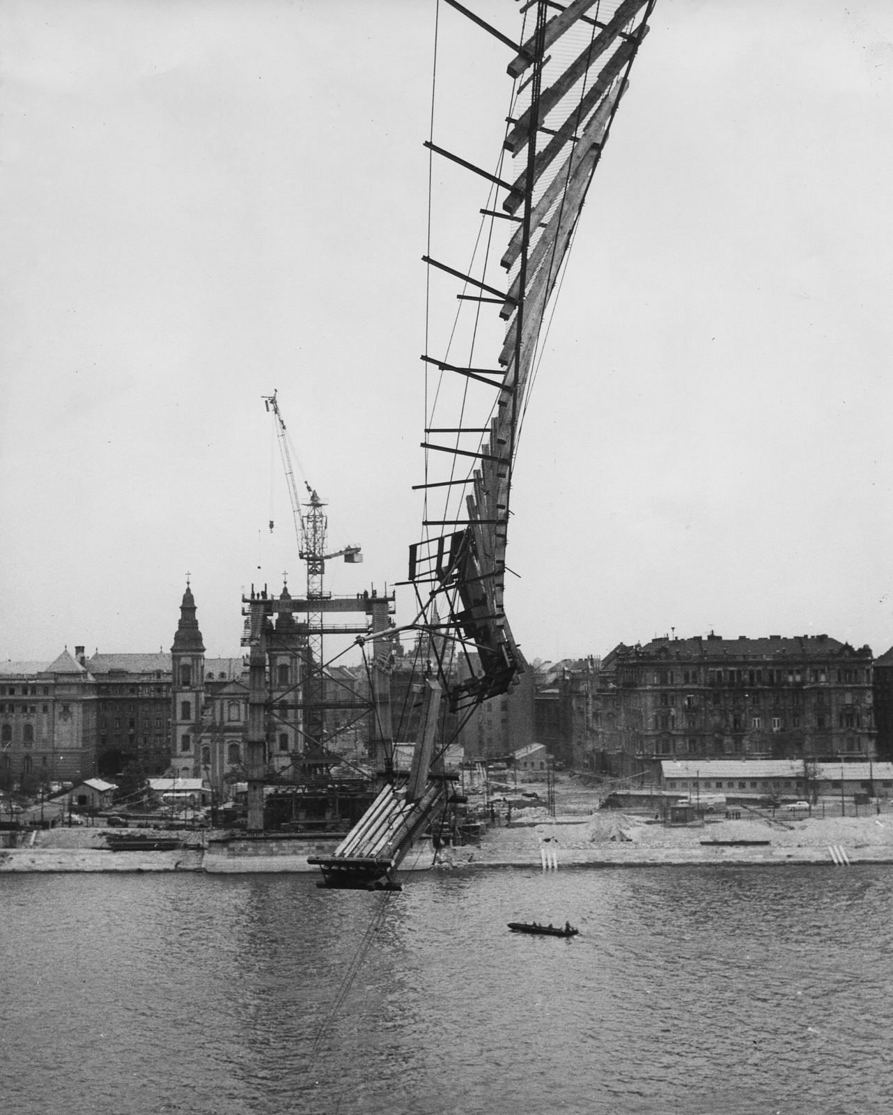 Hungary, Budapest V., az Erzsébet híd építése, a leszakadt déli szerelőszőnyeg a budai hídfőtől nézve., 1963, Bambi, accident, construction, picture, bridge building, Danube, Budapest, Fortepan #26472