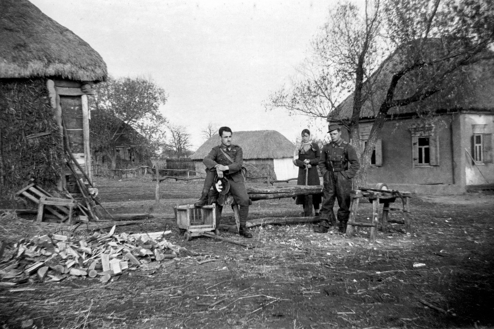 1942, Ladinek Viktor, keleti front, udvar, Fortepan #264742