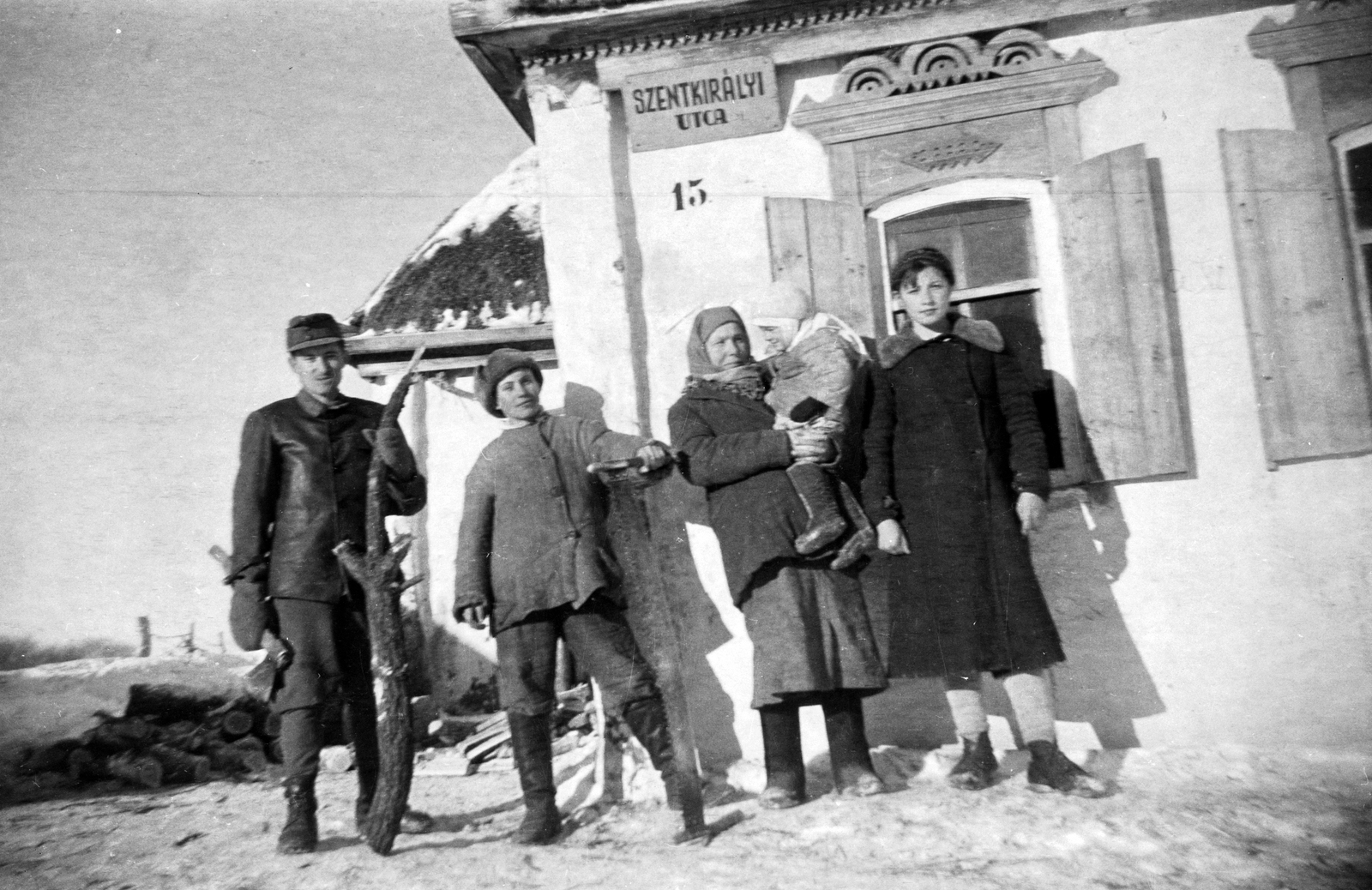 Russia, a 3. honvéd gépkocsizó lövészzászlóalj katonája helyiekkel., 1943, Ladinek Viktor, leather jacket, street name sign, fur coat, soldier, Fortepan #264752