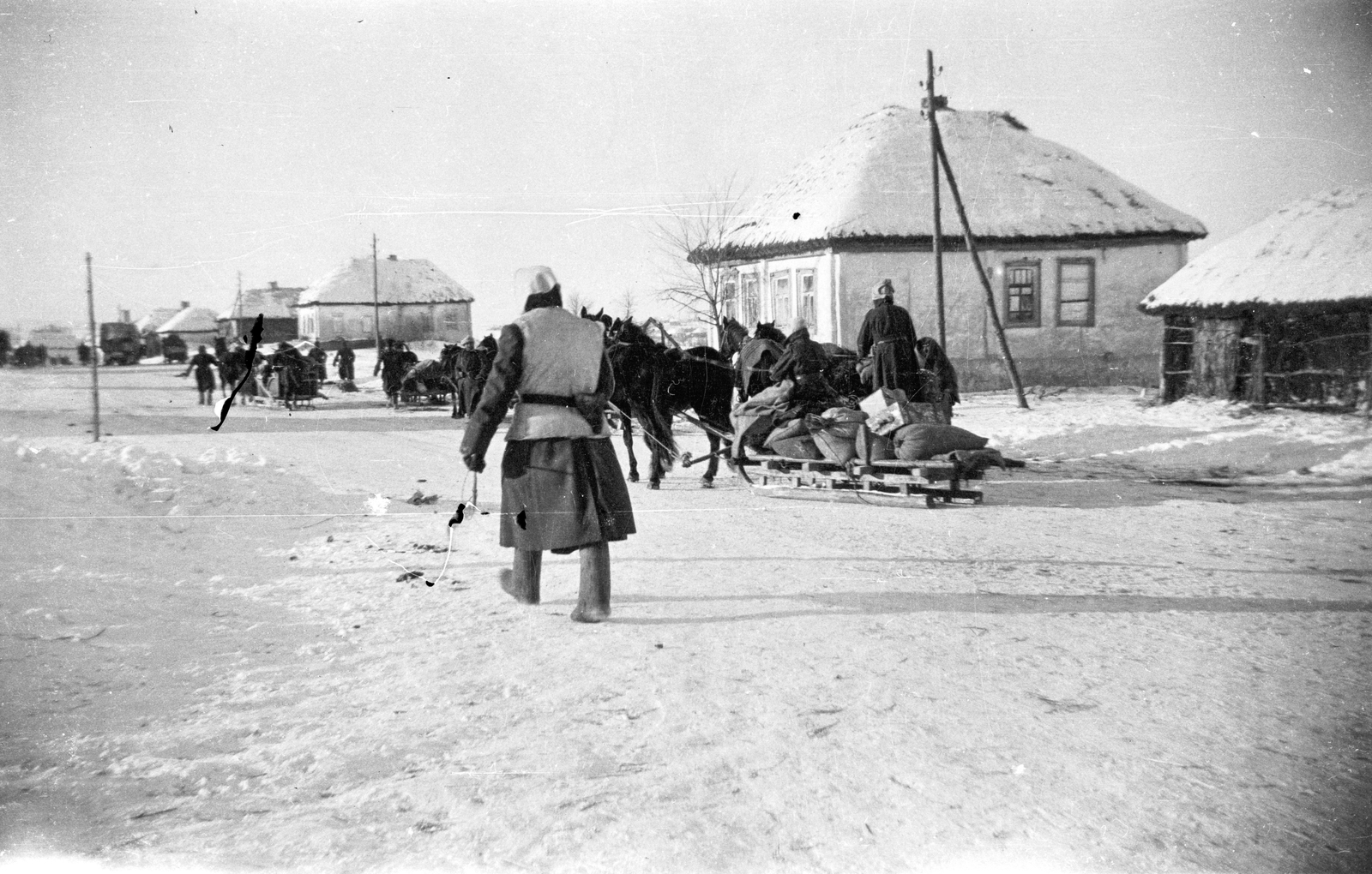 Russia, Biryuch, (Bugyonnij), a felvétel a 3. honvéd gépkocsizó lövészzászlóalj visszavonulása közben 1943. január 19-én készült., 1943, Ladinek Viktor, farmhouse, horse-drawn sleigh, soldier, snow, winter, Fortepan #264758