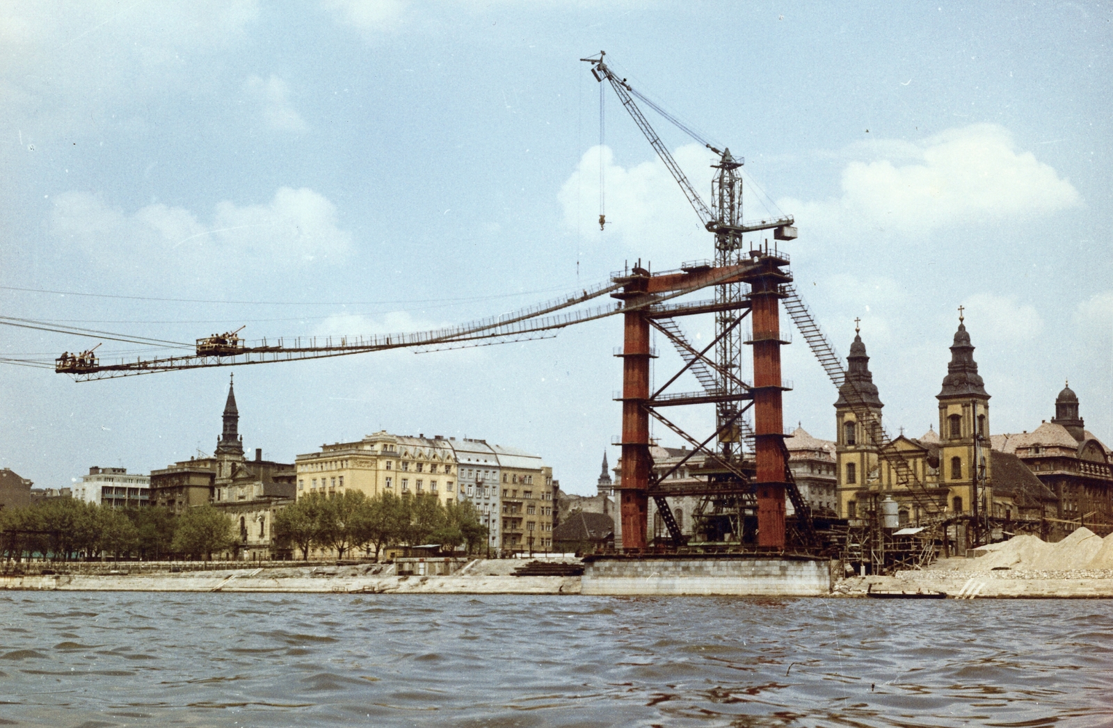 Hungary, Budapest, az Erzsébet híd építése a Dunáról a pesti hídfő felé nézve., 1963, Bambi, church, colorful, construction, picture, bridge building, Danube, tower crane, steel structure, Fortepan #26476