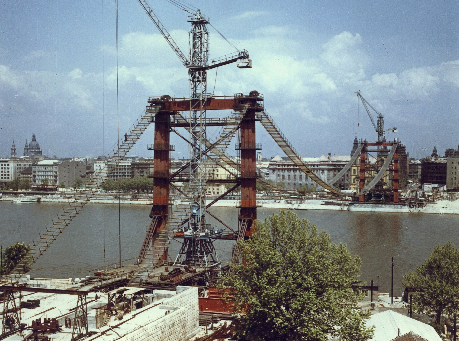 Hungary, Budapest, az Erzsébet híd építése a budai hídfőtől a pesti hídfő felé nézve., 1963, Bambi, colorful, construction, picture, bridge building, Danube, tower crane, steel structure, Fortepan #26477