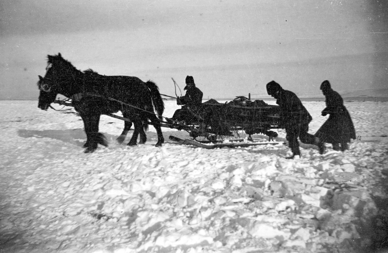 Russia, a felvétel 2. magyar hadsereg egységeinek visszavonulása közben készült., 1943, Ladinek Viktor, horse-drawn sleigh, soldier, second World War, Fortepan #264770