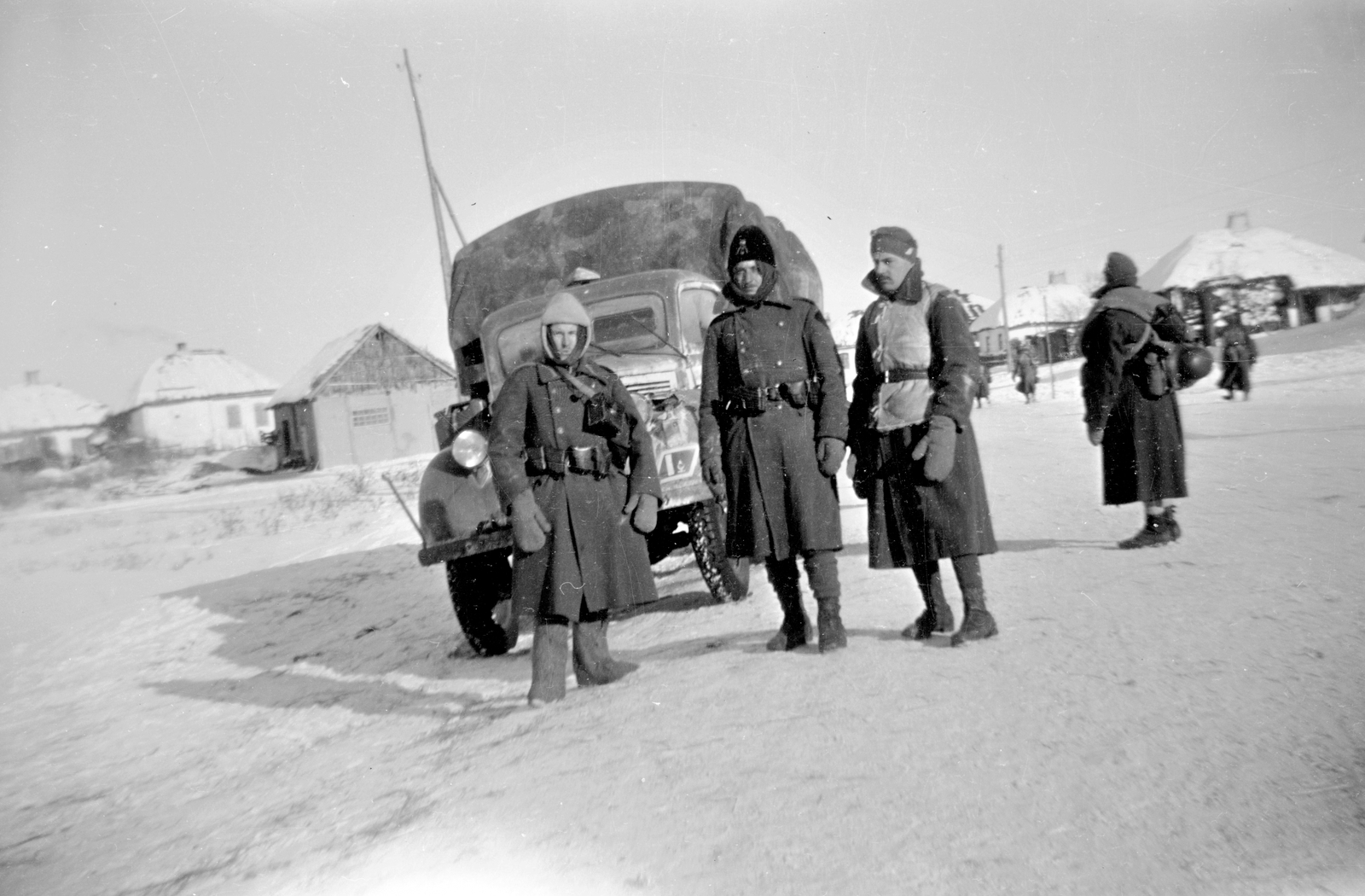 Oroszország, Pokrovo-Mihajlovka, a felvétel 2. magyar hadsereg egységeinek visszavonulása közben készült., 1943, Ladinek Viktor, magyar katona, kesztyű, teherautó, Fortepan #264775