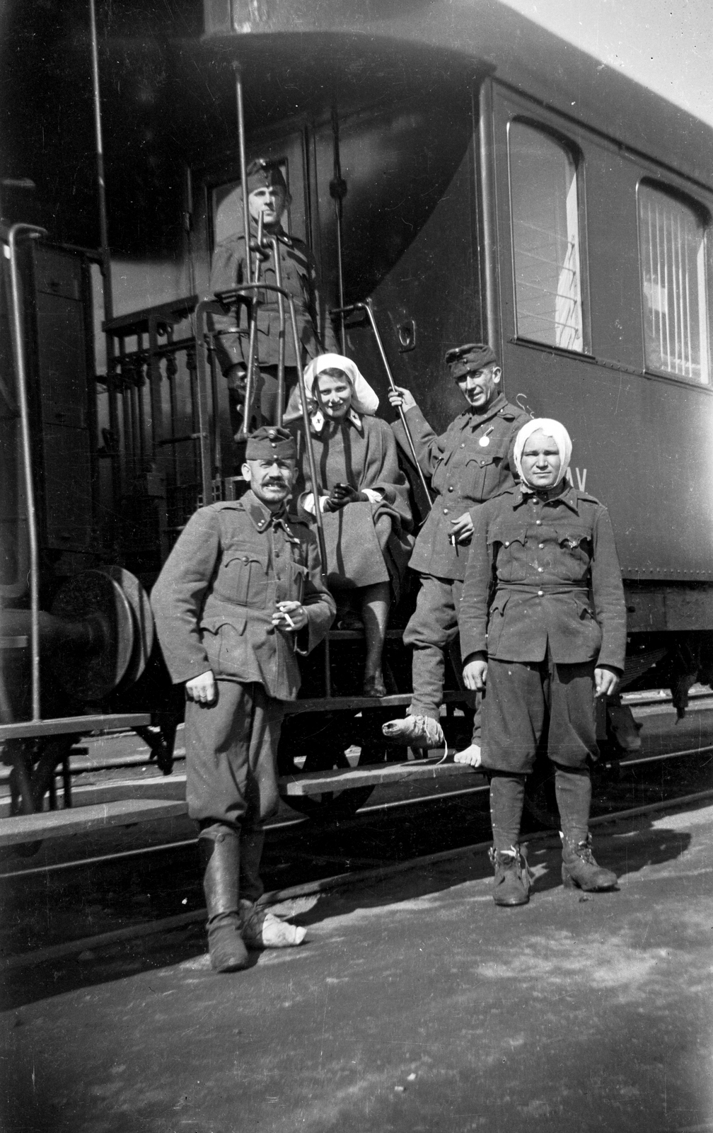 Hungary, Hegyeshalom, vasútállomás, a 3. honvéd gépkocsizó lövészzászlóalj Oroszországból hazatért sebesült katonái., 1943, Ladinek Viktor, Fortepan #264786