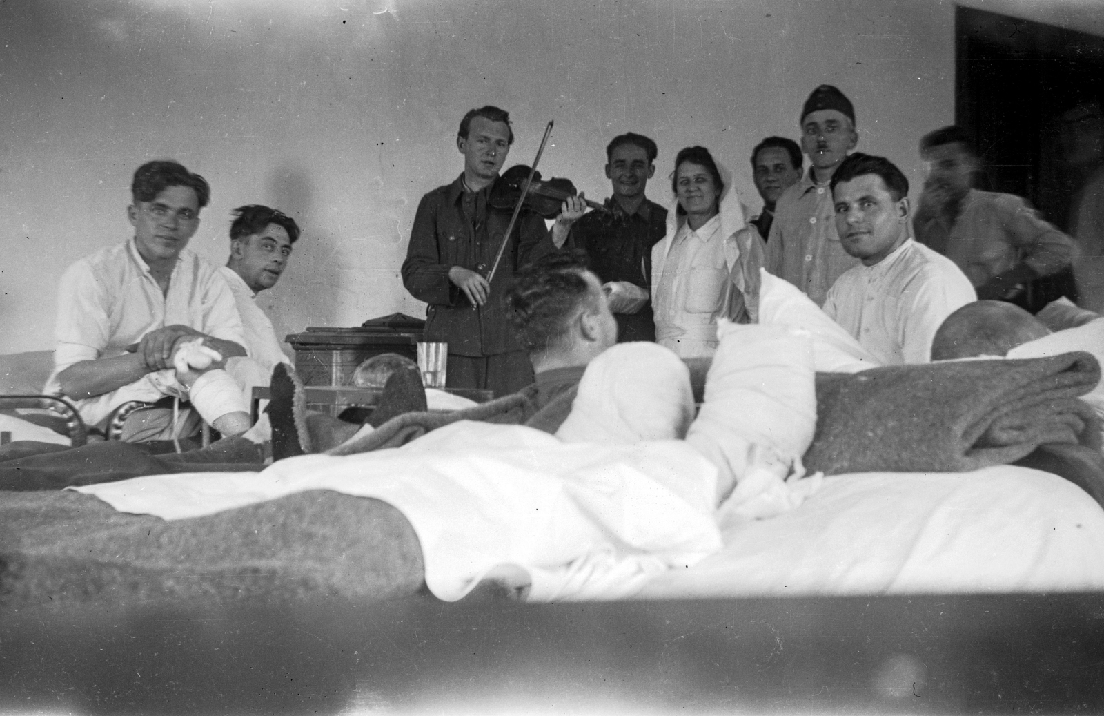 Hungary, Kaposvár, a felvétel az 533 számú hadikórházban készült., 1943, Ladinek Viktor, military healthcare facility, tableau, violin, Fortepan #264791