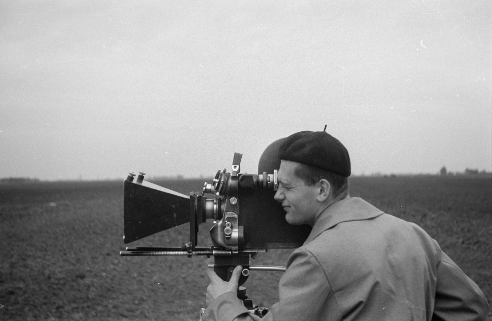 Hungary, Karcag, Szabadság Termelőszövetkezet. A felvétel Az istállótrágya helyes felhasználása című oktatófilm forgatása közben készült., 1955, Horváth József, movie camera, Fortepan #264812