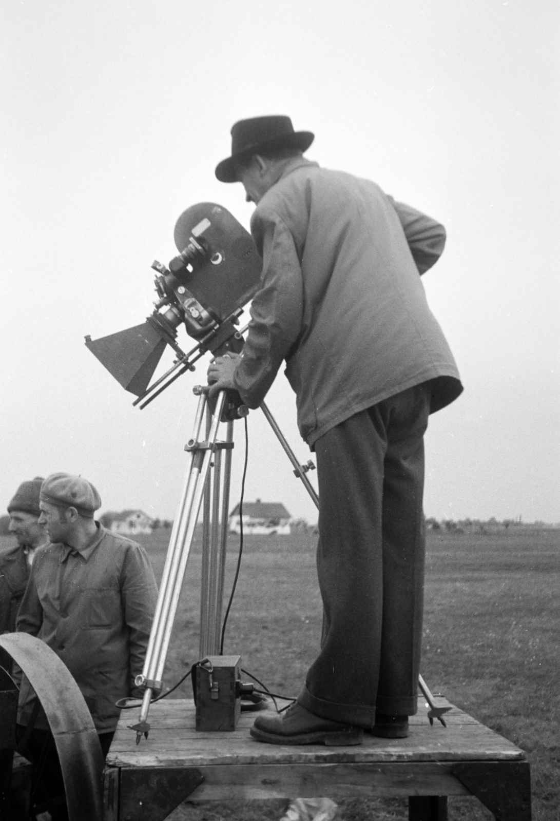 Hungary, Karcag, Szabadság Termelőszövetkezet. A felvétel Az istállótrágya helyes felhasználása című oktatófilm forgatása közben készült. Horváth József operatőr., 1955, Horváth József, movie camera, Fortepan #264813