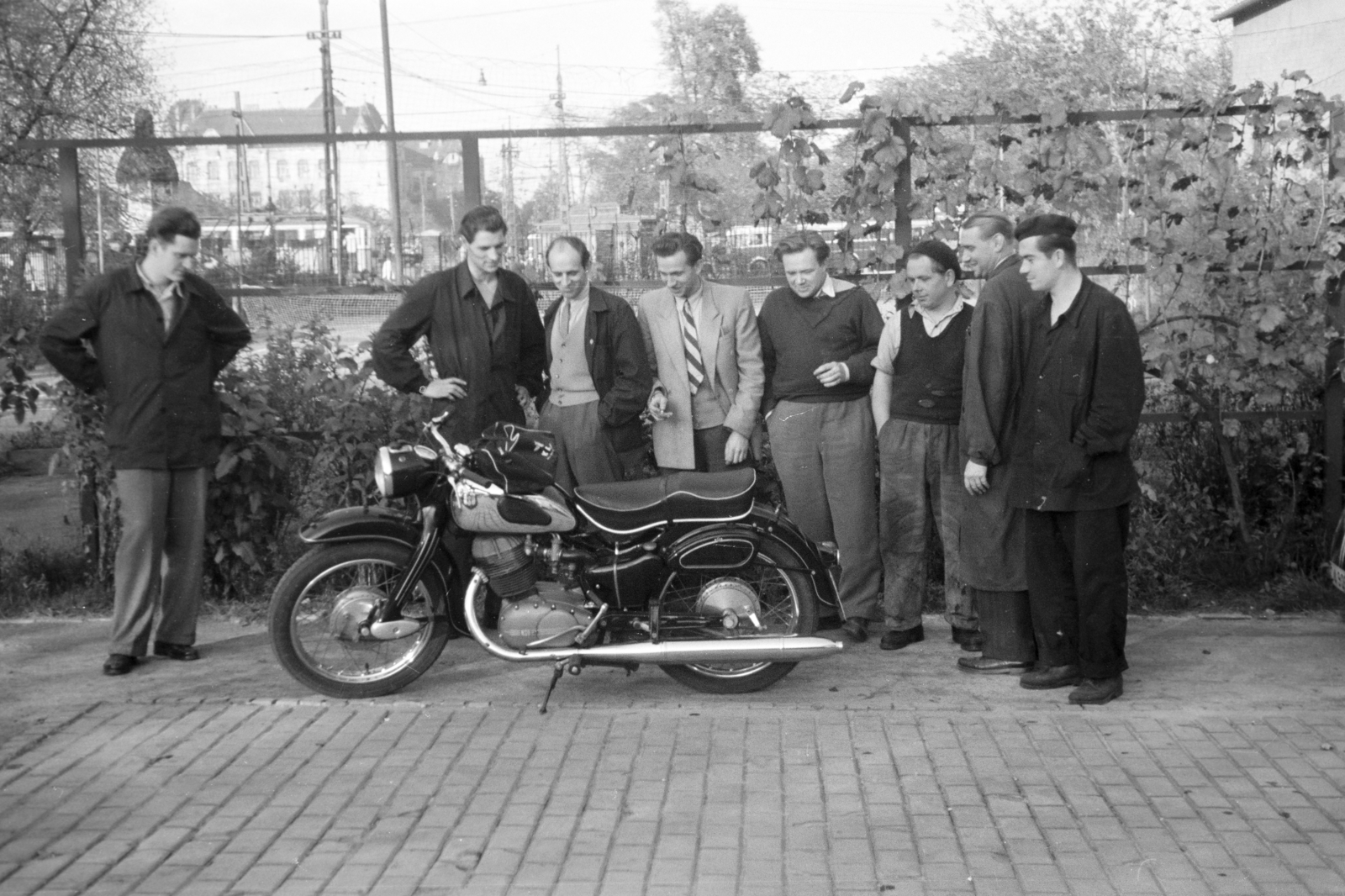 Magyarország, Budapest IX., Könyves Kálmán körút 15., a felvétel a Magyar Filmgyártó Vállalat telepének udvarán készült., 1955, Horváth József, motorkerékpár, NSU Max, Budapest, Fortepan #264814