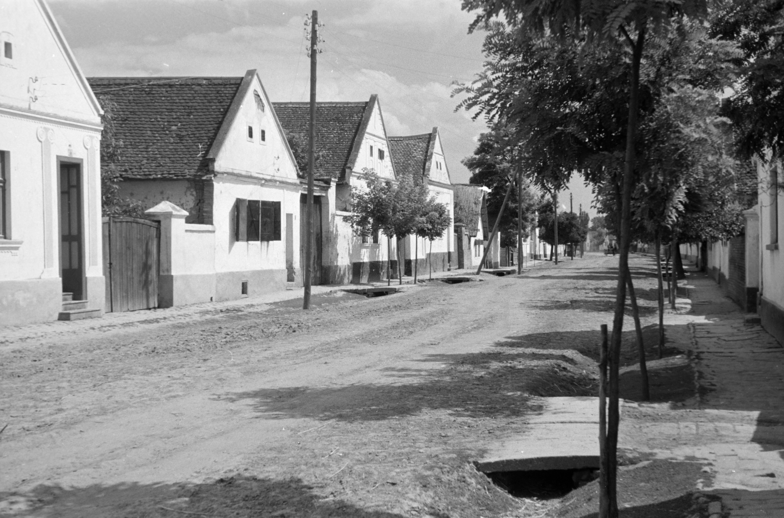 Hungary, Bátaszék, Deák Ferenc utca, balra az 56-os számú ház., 1958, Horváth József, dirt road, house, street view, open ditch, Fortepan #264827
