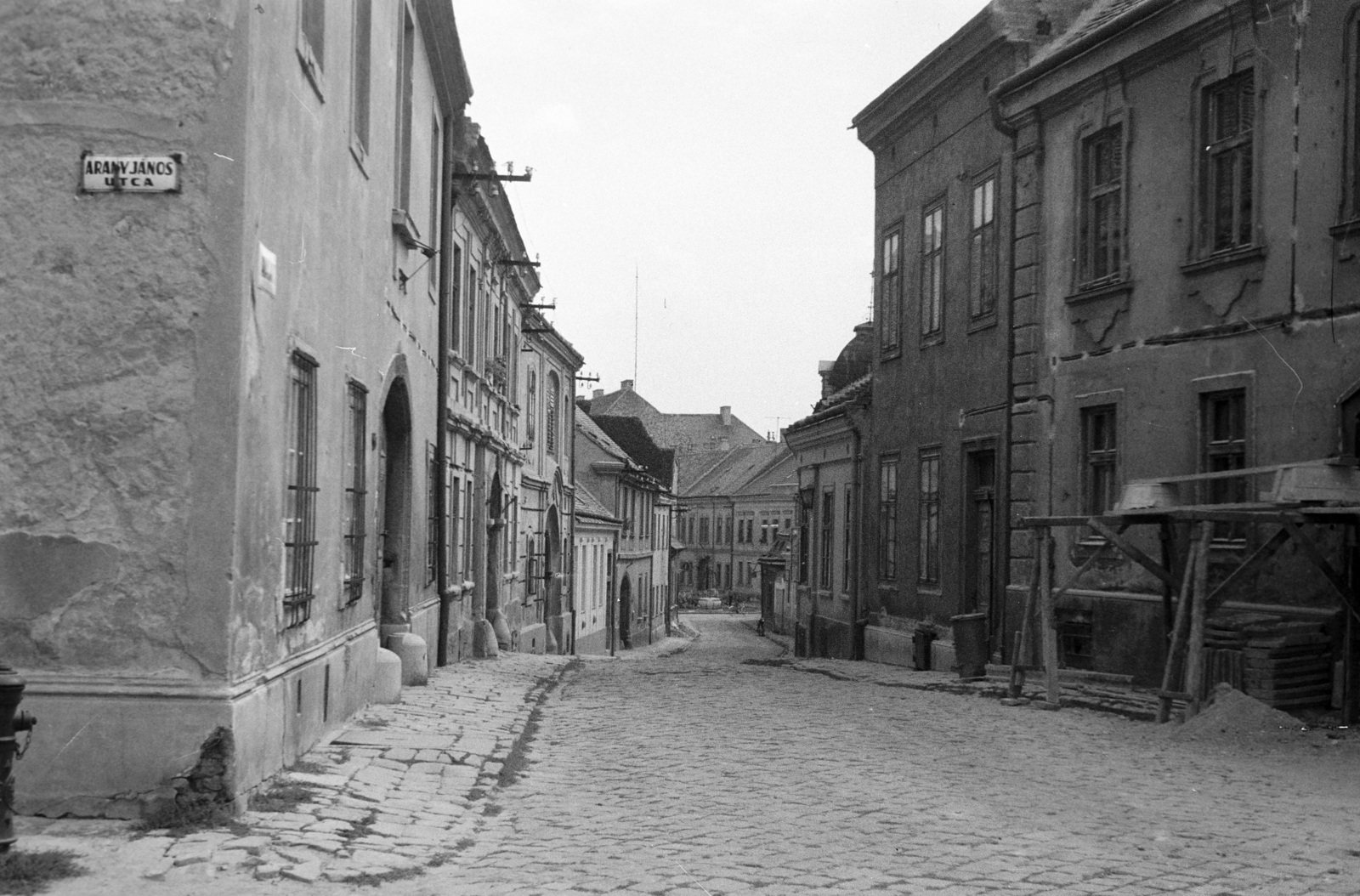 Magyarország, Székesfehérvár, Arany János utca a Szent István-székesegyház felől a Maulbertsch-kút felé nézve., 1968, Horváth József, Fortepan #264837