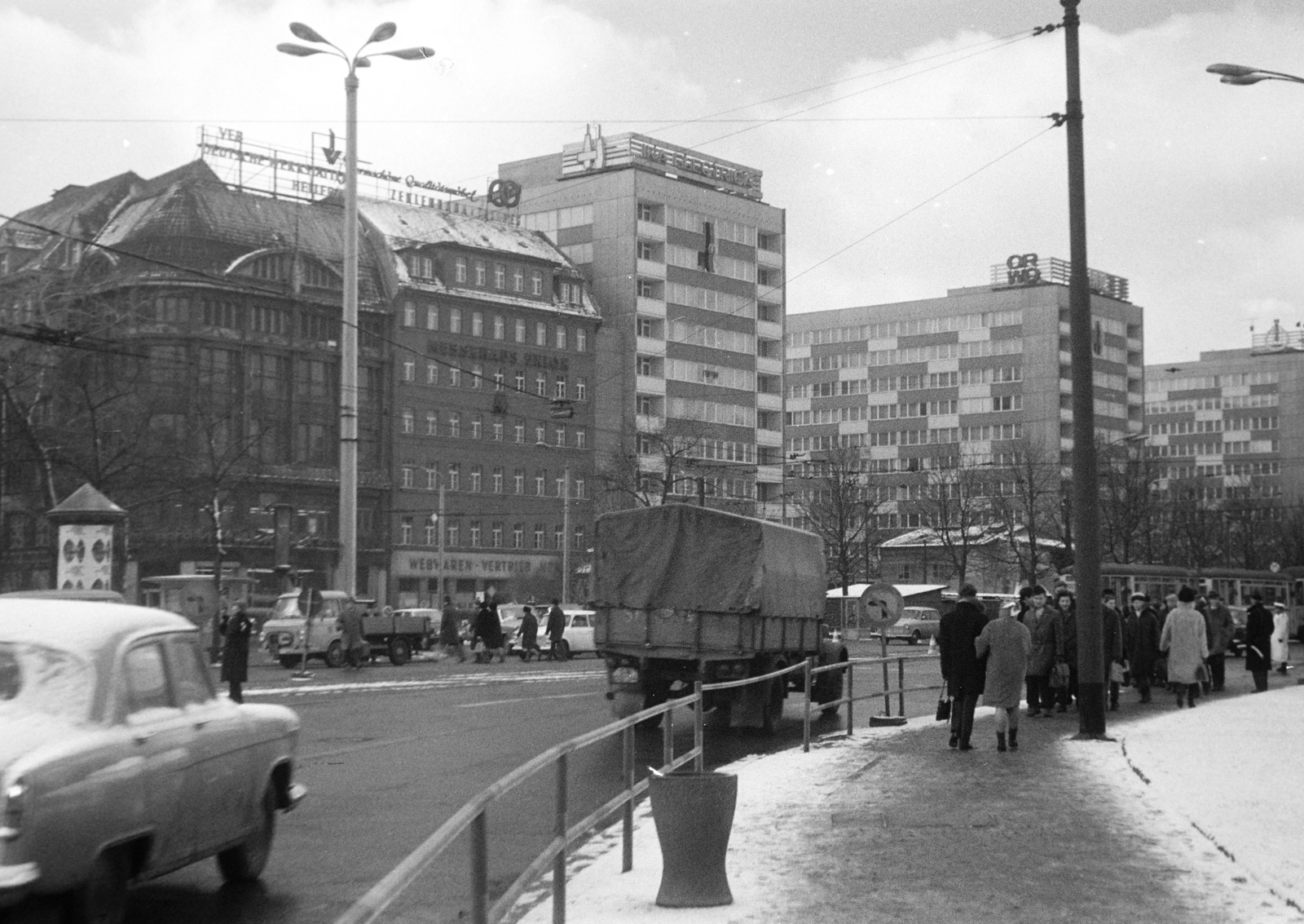 Németország, Lipcse, Richard-Wagner-Straße, szemben balra az Am Halleschen Tor sarkán a Messehaus Union épületegyüttese., 1970, Horváth József, NDK, Fortepan #264842