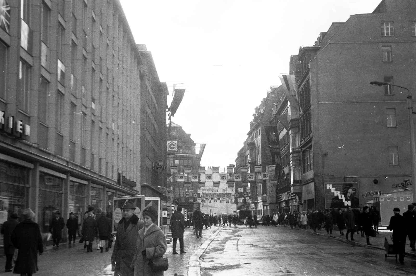 Germany, Leipzig, a Peterstraße a Markt felöl, balra a Messehaus am Markt, a földszintjén a "Stadt Kiew" étterem., 1970, Horváth József, GDR, Fortepan #264844