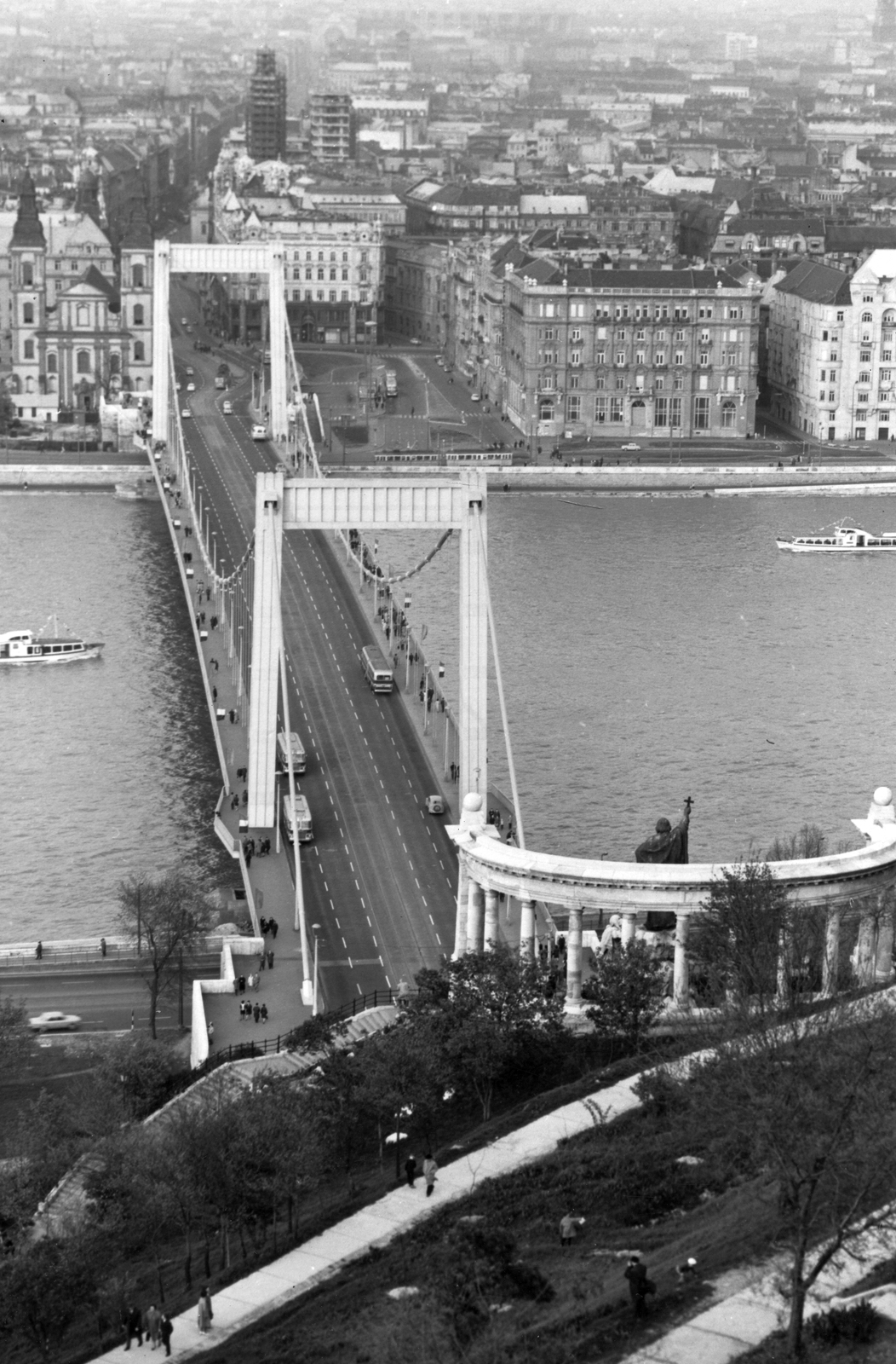 Magyarország, Gellérthegy, Budapest I., látkép a Szent Gellért szoborral és az Erzsébet híddal, Pest felé nézve., 1968, Bambi, hajó, látkép, Duna, Budapest, függőhíd, Szent Gellért-ábrázolás, Sávoly Pál-terv, Fortepan #26485