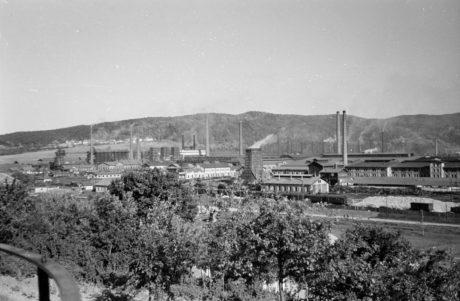 Hungary, Ózd, Roób pihenő és kilátóhely, rálátás a Rimamurány-Salgótarjáni Vasmű Rt (később Ózdi Kohászati Üzemek) gyártelepére., 1943, Horváth József, Fortepan #264851