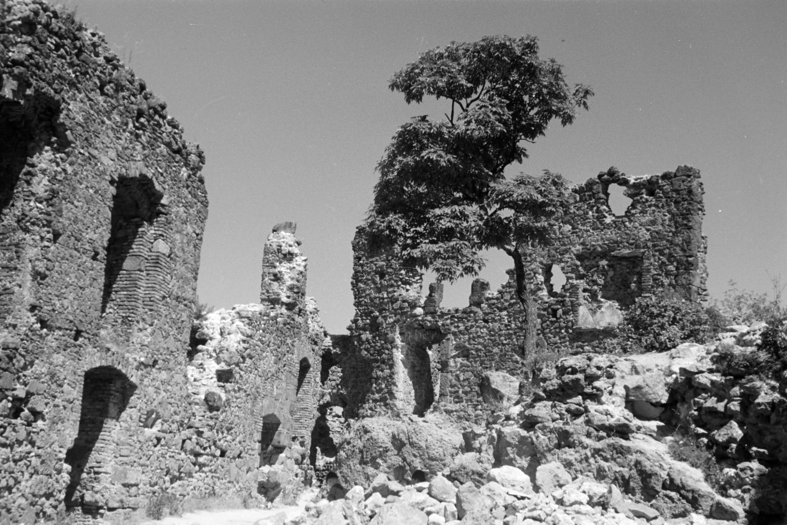 Magyarország,Dunakanyar, Visegrád, Fellegvár, a felvétel a belső várudvarban készült. Jobbra az északnyugati palota homlokzatán a koronaőrök emléktáblájának maradványa látható., 1960, Horváth József, rom, vár, kastély, Fortepan #264865