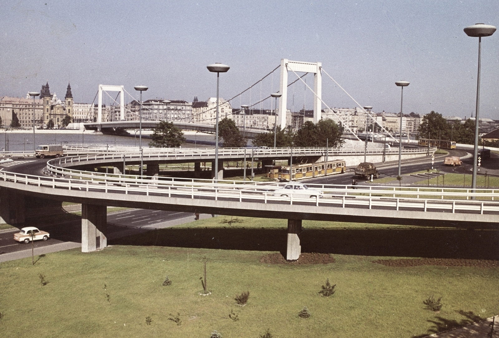 Hungary, Tabán, Budapest I., az Erzsébet híd a Hegyalja úti lehajtótól nézve., 1965, Bambi, colorful, Trabant-brand, Zuk-brand, tram, picture, lamp post, Danube, Bengali tramway, Budapest, suspension bridge, Pál Sávoly-design, Fortepan #26487