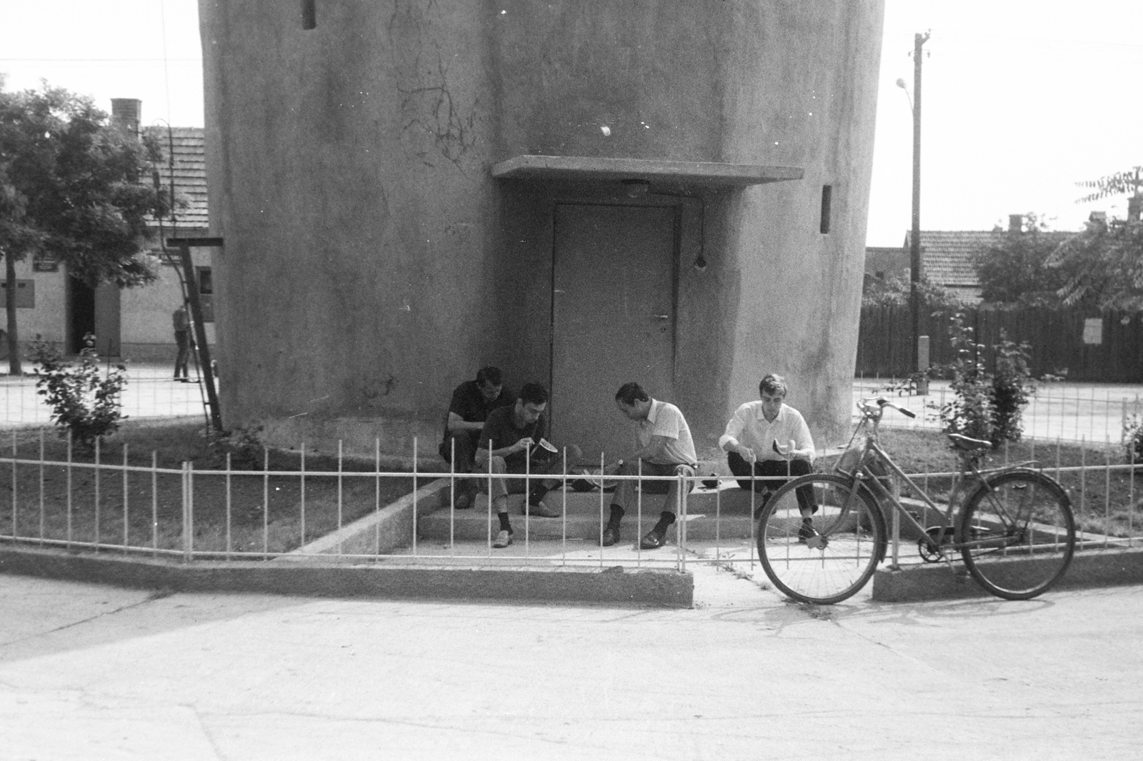 Hungary, Berettyóújfalu, Dózsa György út - Kádár vitéz utca melletti terület, a felvétel a Víztorony előtt készült., 1963, Horváth József, bicycle, reading, water tower, Fortepan #264875