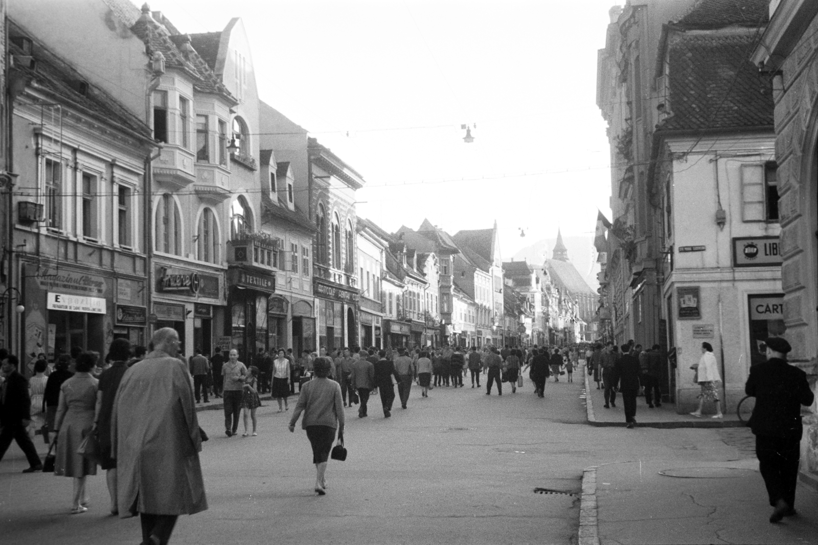 Romania,Transylvania, Brașov, Kapu utca (Strada Republicii). Az utca végén a háttérben a Fekete templom. Jobbra a Strada Mihail Sadoveanu torkolata., 1963, Horváth József, Fortepan #264879