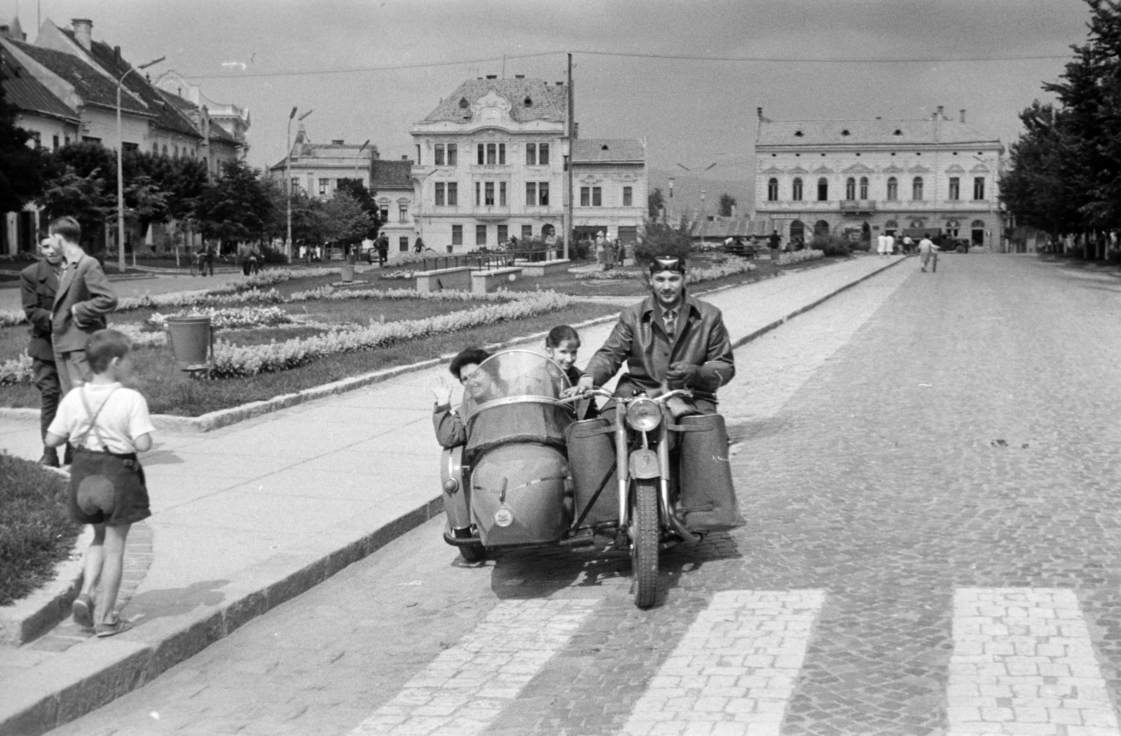 Romania,Transylvania, Târgu Secuiesc, Gábor Áron tér., 1963, Horváth József, motorcycle with sidecar, leather jacket, crosswalk, Fortepan #264885