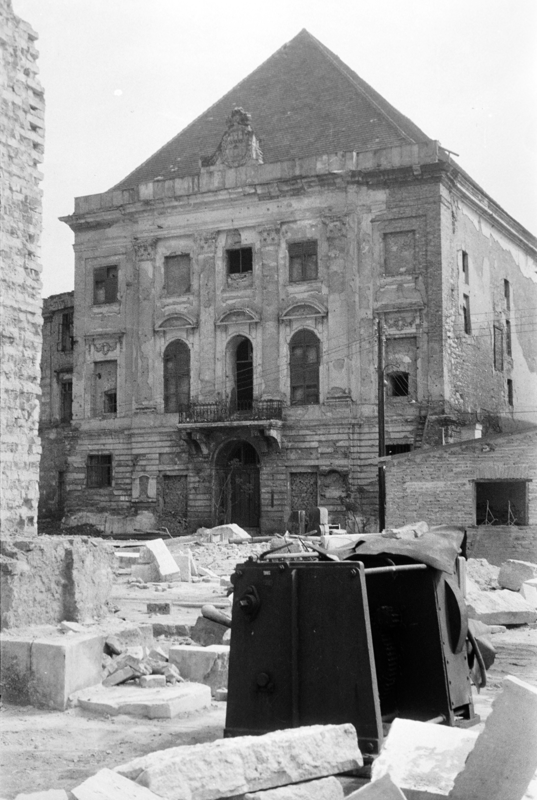 Magyarország, budai Vár, Budapest I., a Honvédelmi Minisztérium maradványai a Szent György térnél, szemben a Színház utcában a Várszínház épülete., 1963, Horváth József, Budapest, kolostor, Fortepan #264890