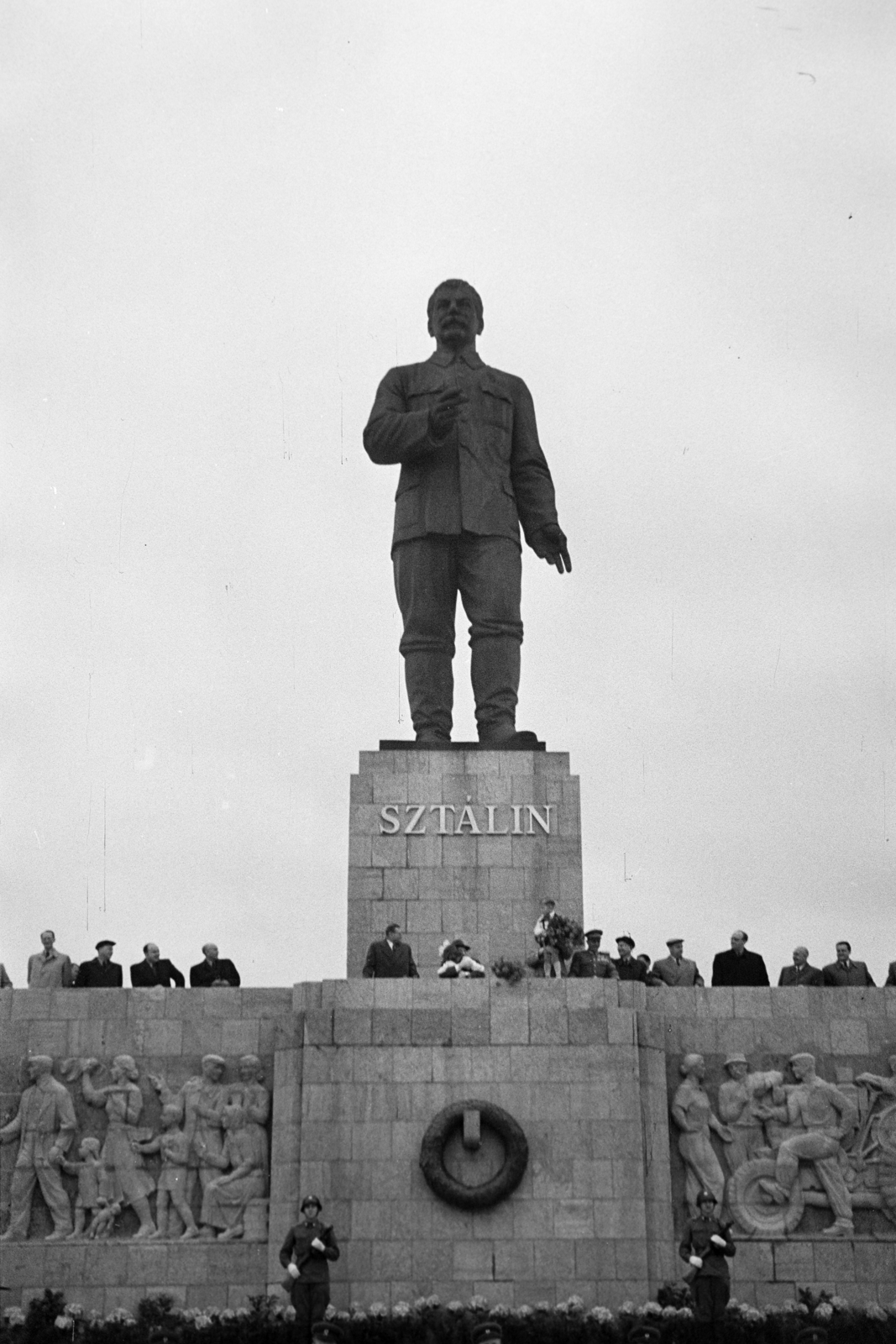 Hungary, Budapest XIV., Ötvenhatosok tere (Sztálin tér), a dísztribün és a Sztálin-szobor (Mikus István, 1951.) a május 1-i felvonulás idején., 1953, Horváth József, grandstand, sculpture, guard of honour, 1st of May parade, Joseph Stalin portrayal, Budapest, Fortepan #264900