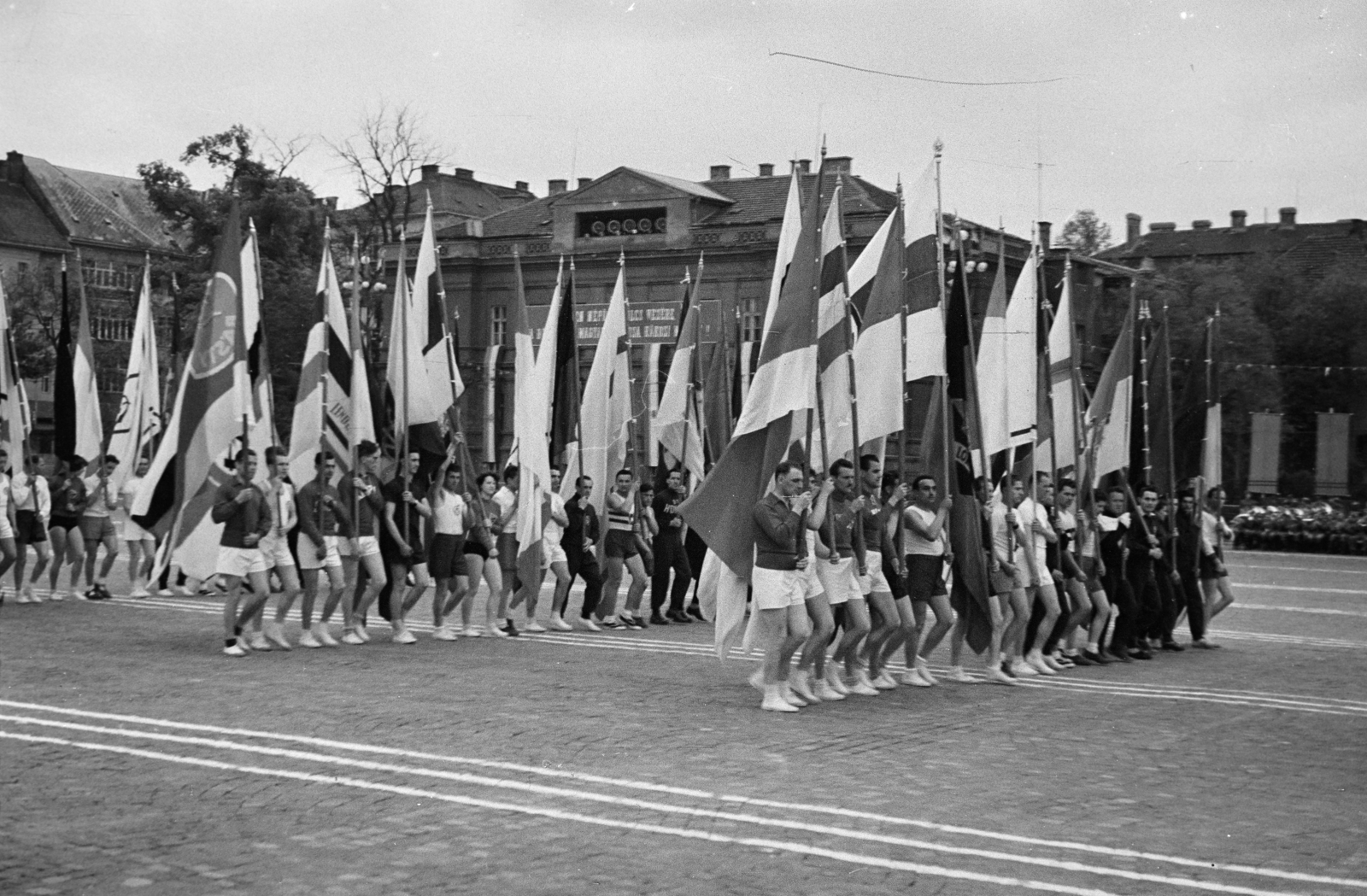 Hungary, Budapest XIV.,Budapest VI., Ötvenhatosok tere (Sztálin tér), május 1-i felvonulás., 1953, Horváth József, sport jersey, march, 1st of May parade, flag, Budapest, Fortepan #264901