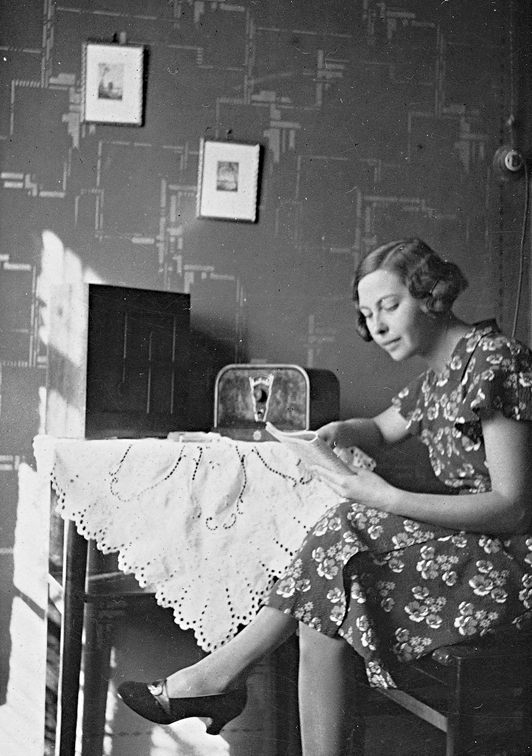 Hungary, Dombóvár, polgári család otthona., 1935, Erky-Nagy Tibor, fashion, radio, hairdo, leg over leg, Fortepan #26491