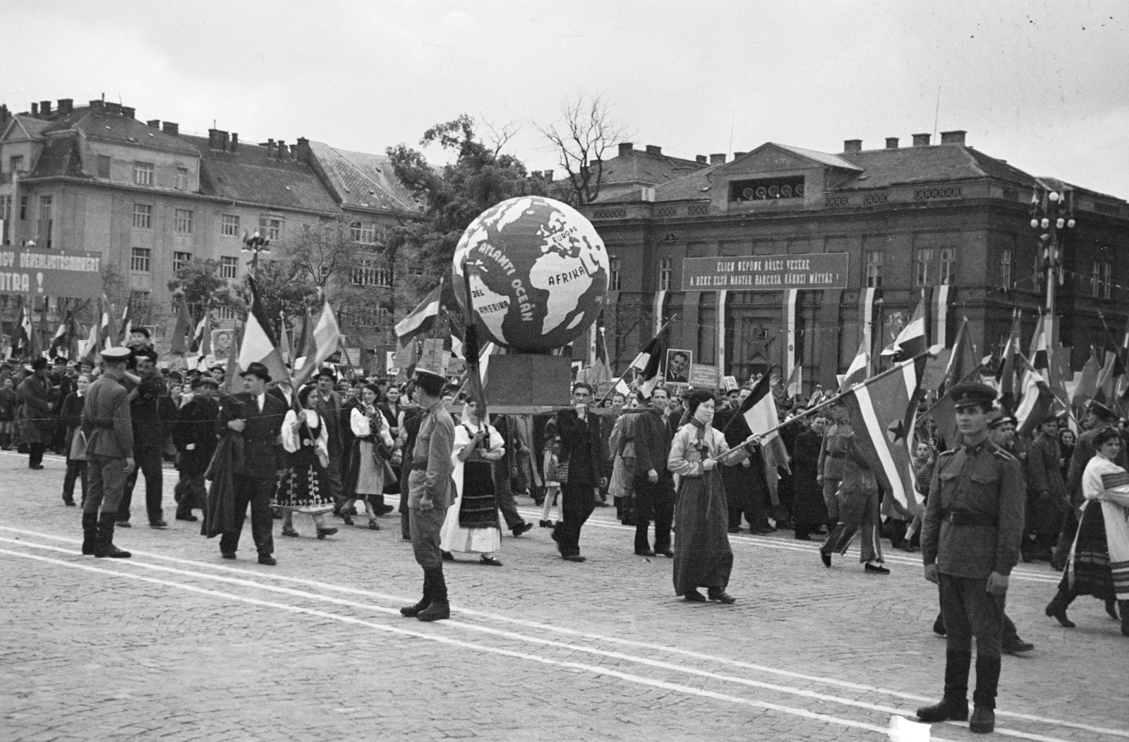 Hungary, Budapest XIV.,Budapest VI., Ötvenhatosok tere (Sztálin tér), május 1-i felvonulás., 1953, Horváth József, march, 1st of May parade, folk costume, globe, Budapest, Fortepan #264911