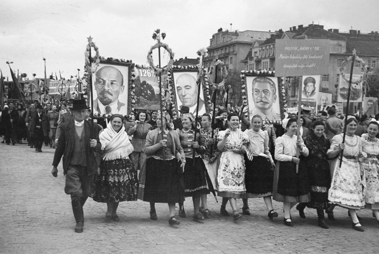 Hungary, Budapest XIV.,Budapest VI., Ötvenhatosok tere (Sztálin tér), május 1-i felvonulás., 1953, Horváth József, march, 1st of May parade, folk costume, Mátyás Rákosi-portrayal, Joseph Stalin portrayal, Lenin-portrayal, Budapest, Fortepan #264912