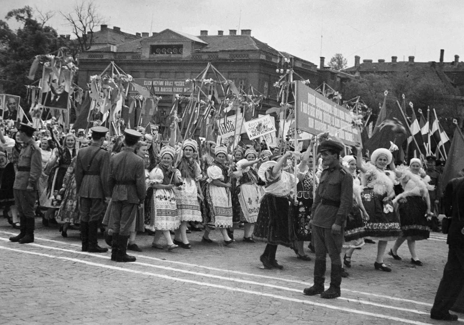 Magyarország, Budapest XIV.,Budapest VI., Ötvenhatosok tere (Sztálin tér), május 1-i felvonulás., 1953, Horváth József, felvonulás, május 1, népviselet, Budapest, Fortepan #264913