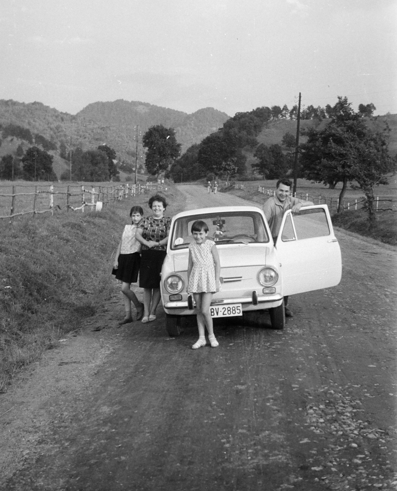 Romania,Transylvania, Râșnov, a felvétel a település és Predeál közötti úton készült., 1967, Horváth József, automobile, girls'n'cars, Fortepan #264919