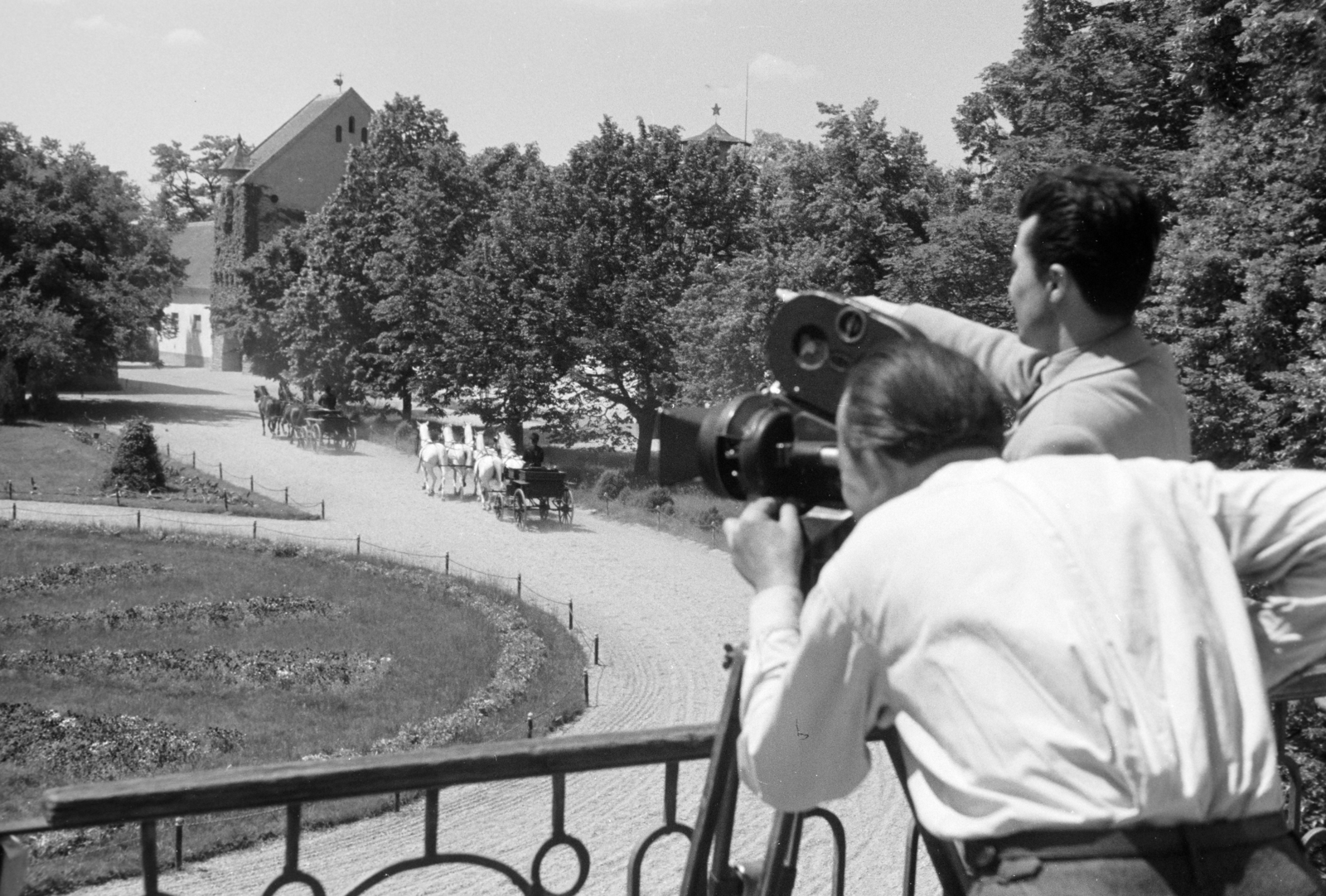 Hungary, Bábolna, Ménesudvar, a kamera a Szapáry-kastély erkélyén áll, szemben a a Hősök Kapuja., 1959, Horváth József, Horse-drawn carriage, filming, movie camera, four-in-hand, Fortepan #264942