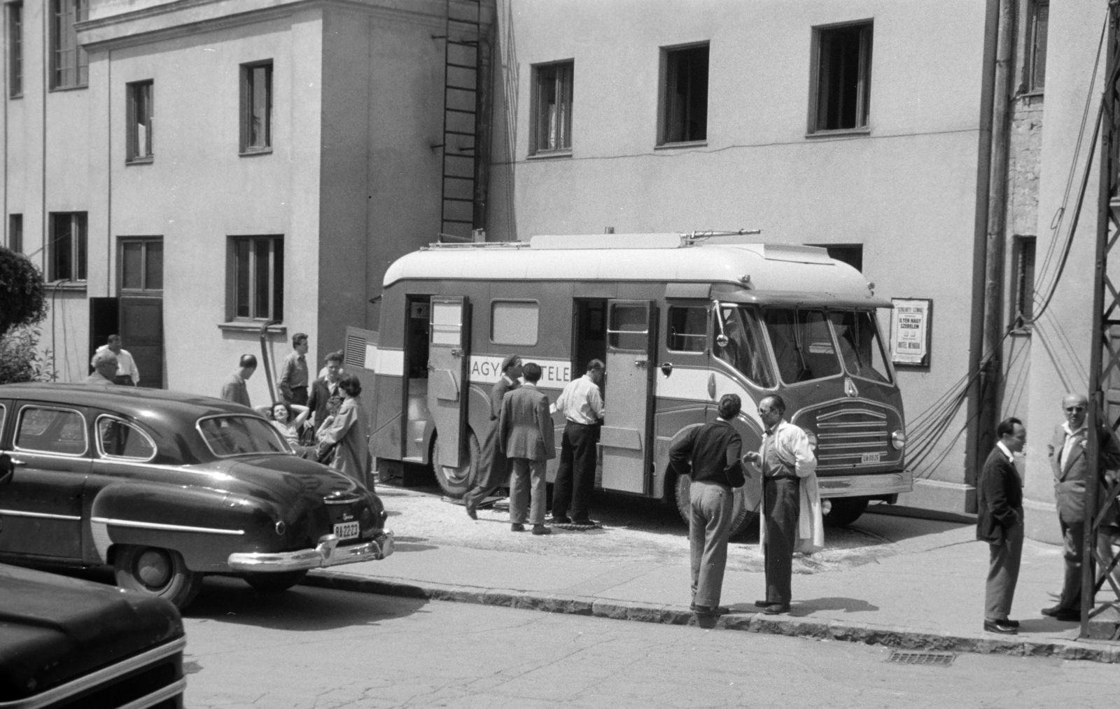 Magyarország, Szolnok, Szigligeti Színház, az MTV közvetítőkocsija, Morris FE típusú kisbusz. A felvétel G. Masanetz és O. Schneidereit a Hotel Nevada című operettjének közvetítésekor készült., 1959, Horváth József, Pye-márka, rendszám, Fortepan #264945