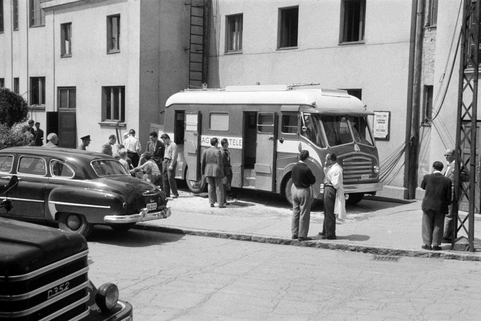 Hungary, Szolnok, Szigligeti Színház, az MTV közvetítőkocsija, Morris FE típusú kisbusz. A felvétel G. Masanetz és O. Schneidereit a Hotel Nevada című operettjének közvetítésekor készült., 1959, Horváth József, number plate, Fortepan #264946