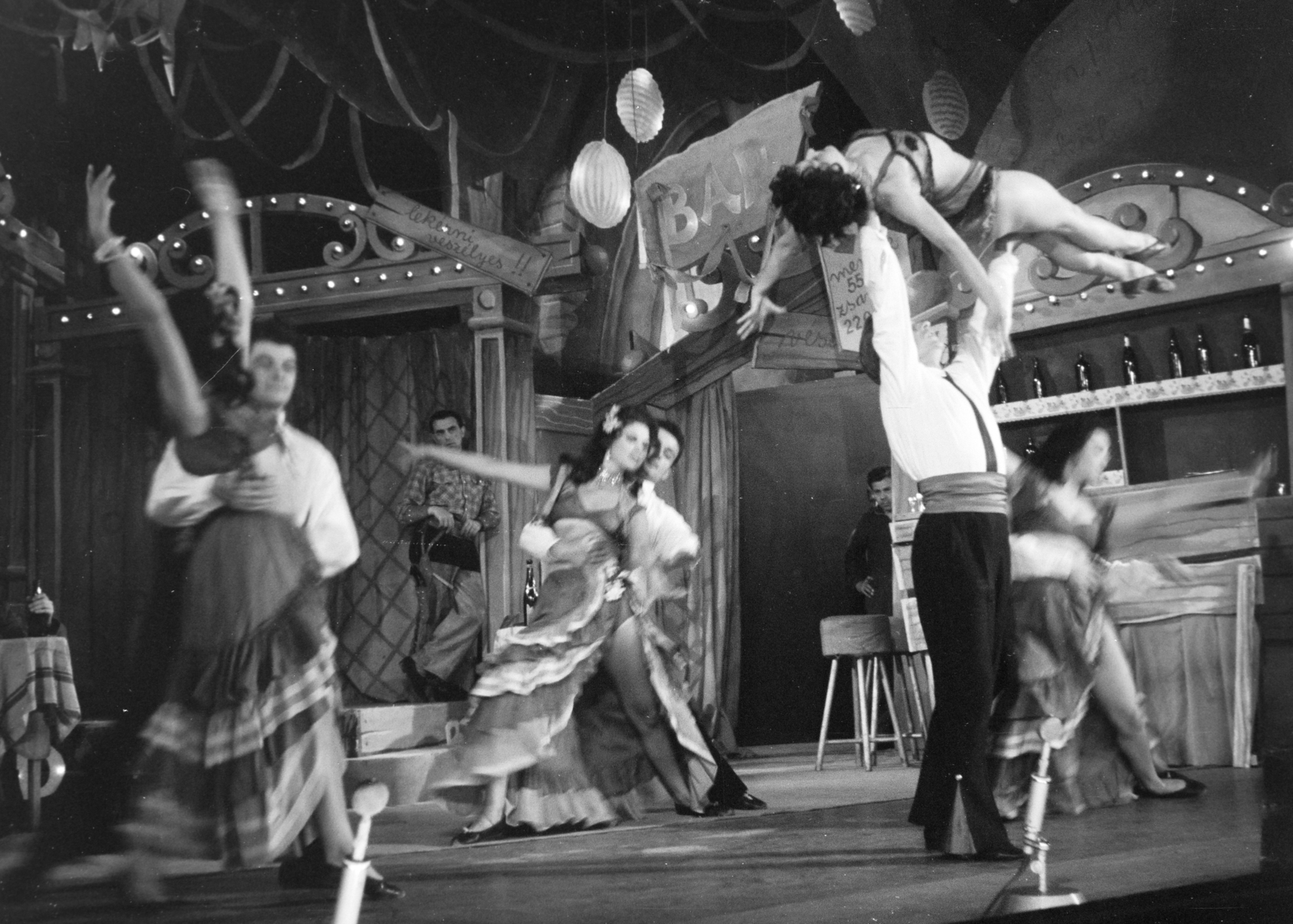 Hungary, Szolnok, Szigligeti Színház, G. Masanetz és O. Schneidereit a Hotel Nevada című operettjének jelenete. A felvétel az előadás MTV -s közvetítésekor készült., 1959, Horváth József, stage, overhead lift, theater performance, dance, feat, Fortepan #264949