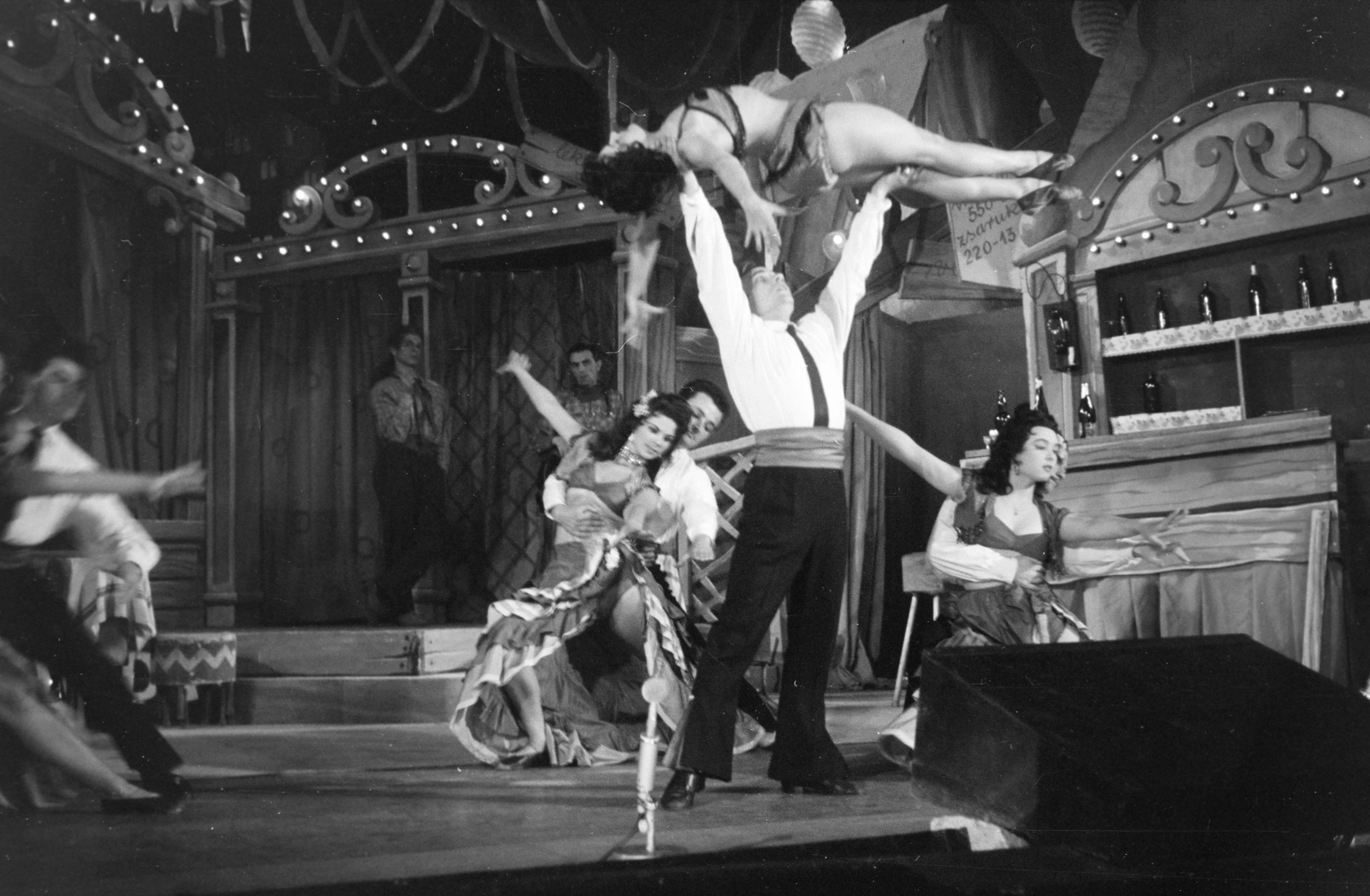 Hungary, Szolnok, Szigligeti Színház, G. Masanetz és O. Schneidereit a Hotel Nevada című operettjének jelenete. A felvétel az előadás MTV -s közvetítésekor készült., 1959, Horváth József, overhead lift, stage, dance, feat, Fortepan #264950