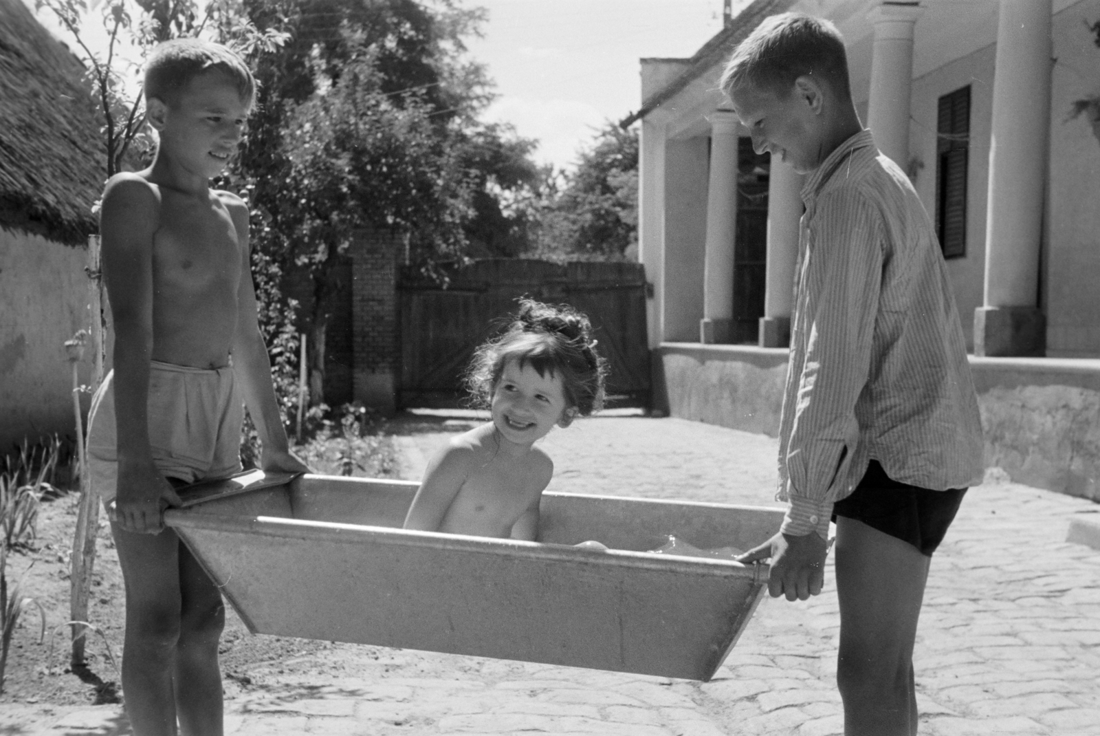 Hungary, Bátaszék, 1958, Horváth József, hold in arms, girl, tub, Fortepan #264959