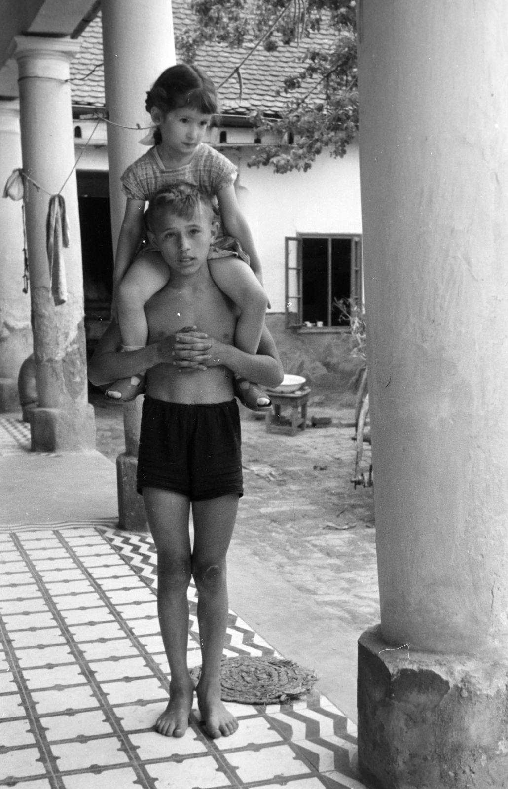 Magyarország, Bátaszék, 1958, Horváth József, kislány, testvérek, nyakban ülés, Fortepan #264966