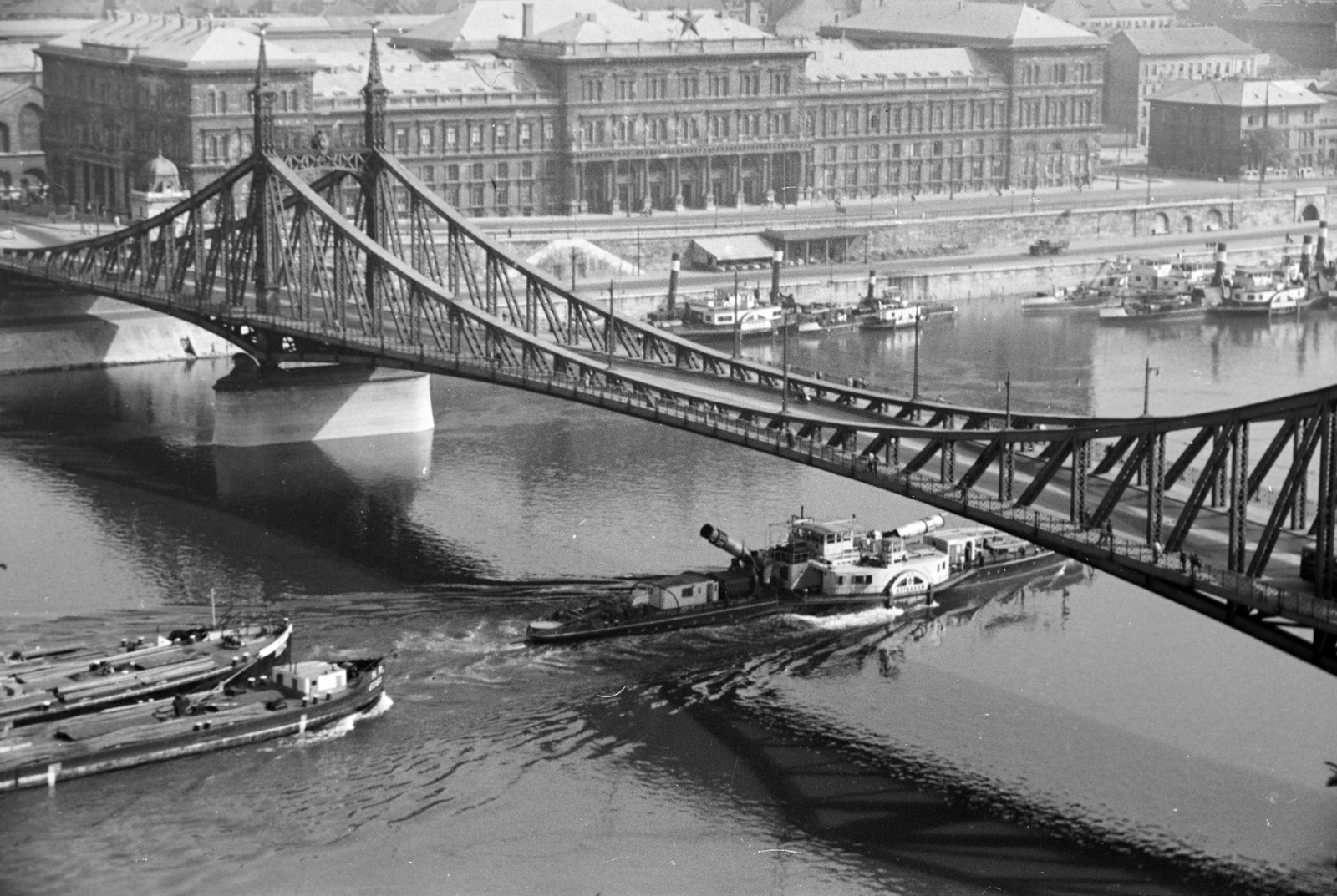 Hungary, Budapest XI.,Budapest V.,Budapest IX., kilátás a Gellérthegyről a Szabadság híd és a Marx Károly Közgazdaságtudományi Egyetem (később Corvinus Egyetem) épülete felé, középen a román Astrahan oldalkerekes vontató gőzhajó., 1958, Horváth József, Budapest, steamboat, Fortepan #264972