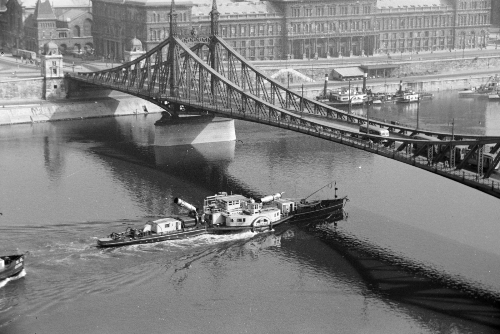 Magyarország, Budapest XI.,Budapest V.,Budapest IX., kilátás a Gellérthegyről a Szabadság híd és a Marx Károly Közgazdaságtudományi Egyetem (később Corvinus Egyetem) épülete felé, középen a román Astrahan oldalkerekes vontató gőzhajó., 1958, Horváth József, Budapest, gőzhajó, Fortepan #264973