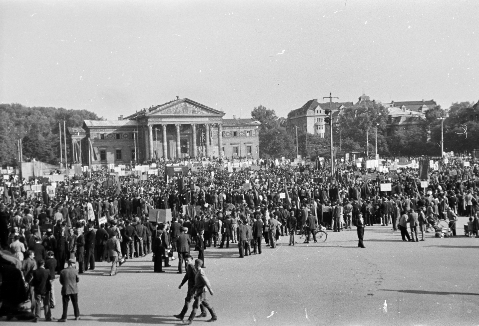 Hungary, Budapest XIV.,Budapest VI., Hősök tere, szemben a Műcsarnok., 1947, Horváth József, mass, march, banner, Budapest, Fortepan #264982