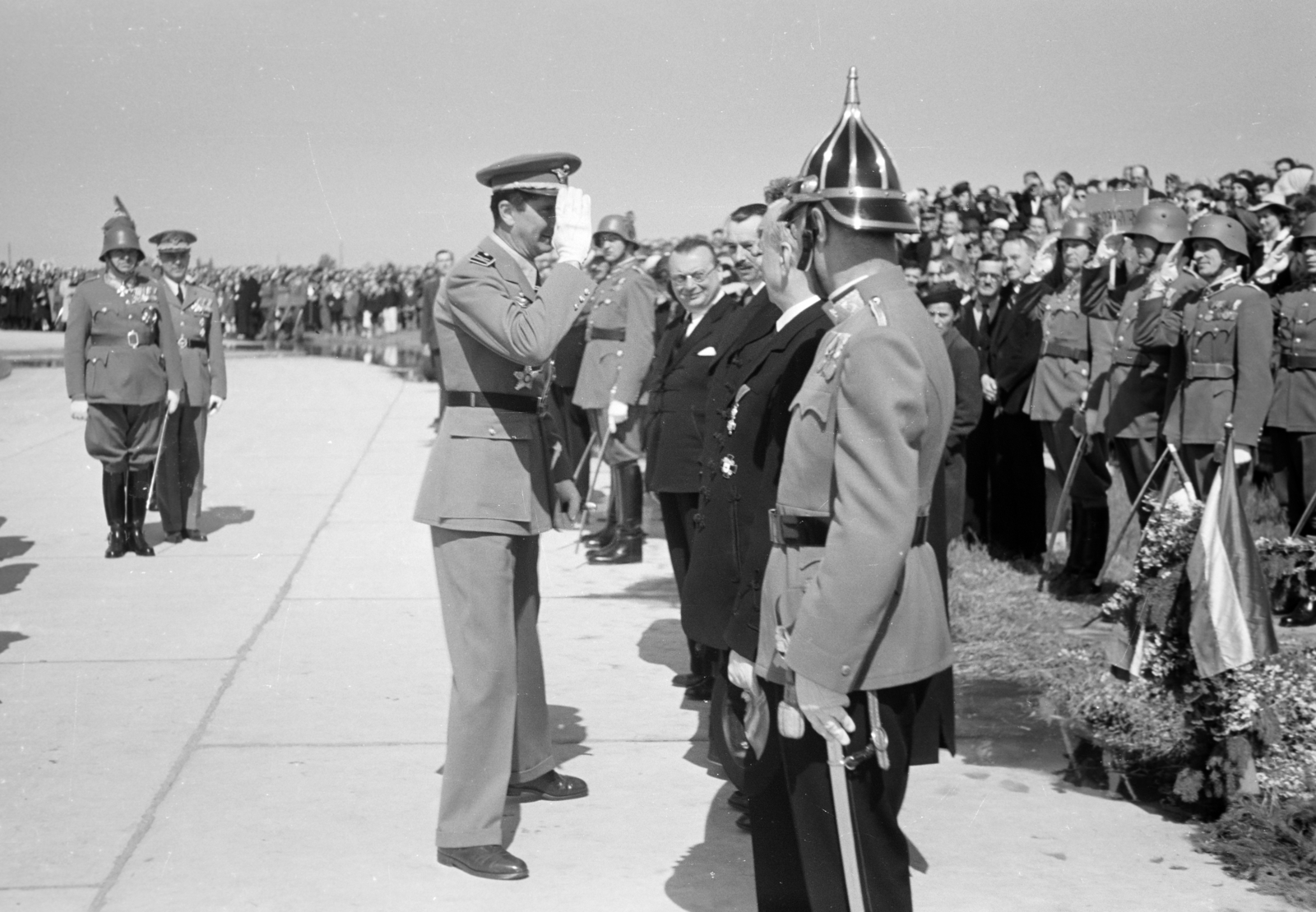 Hungary, Pápa, repülőtér, a Magyar Királyi „vitéz Bertalan Árpád” 1. Honvéd Ejtőernyős Zászlóalj csapatzászlójának avatási ünnepsége. Előtérben Horthy István kormányzóhelyettes tiszteleg. A felvétel 1942.május 25. készült., 1942, Horváth József, salute, cop, Fortepan #264998