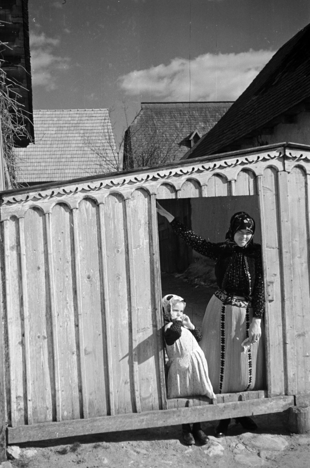 Romania,Transylvania, 1940, Horváth József, folk costume, standing in door, Fortepan #265011