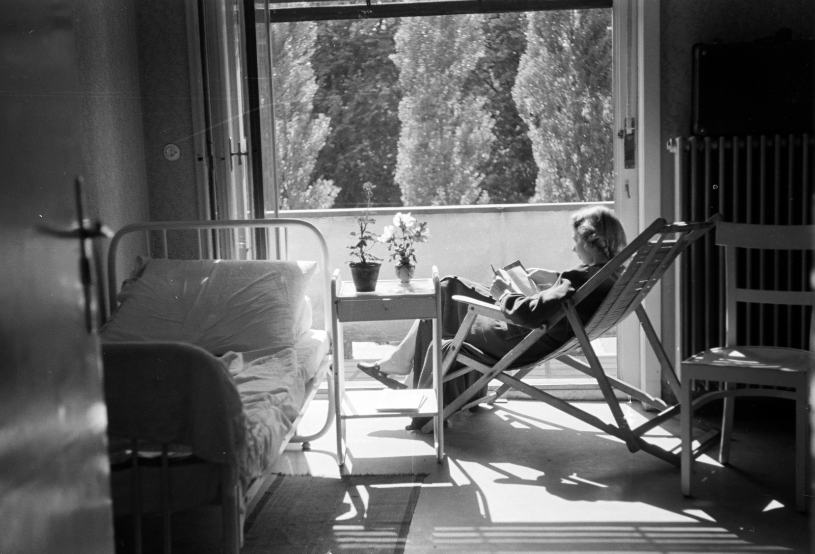 Hungary, Harkány, Bajcsy-Zsilinszky utca 3., OTI üdülő (később Hotel Turista, ma Hotel Korona)., 1941, Horváth József, deck chair, reading, Fortepan #265014