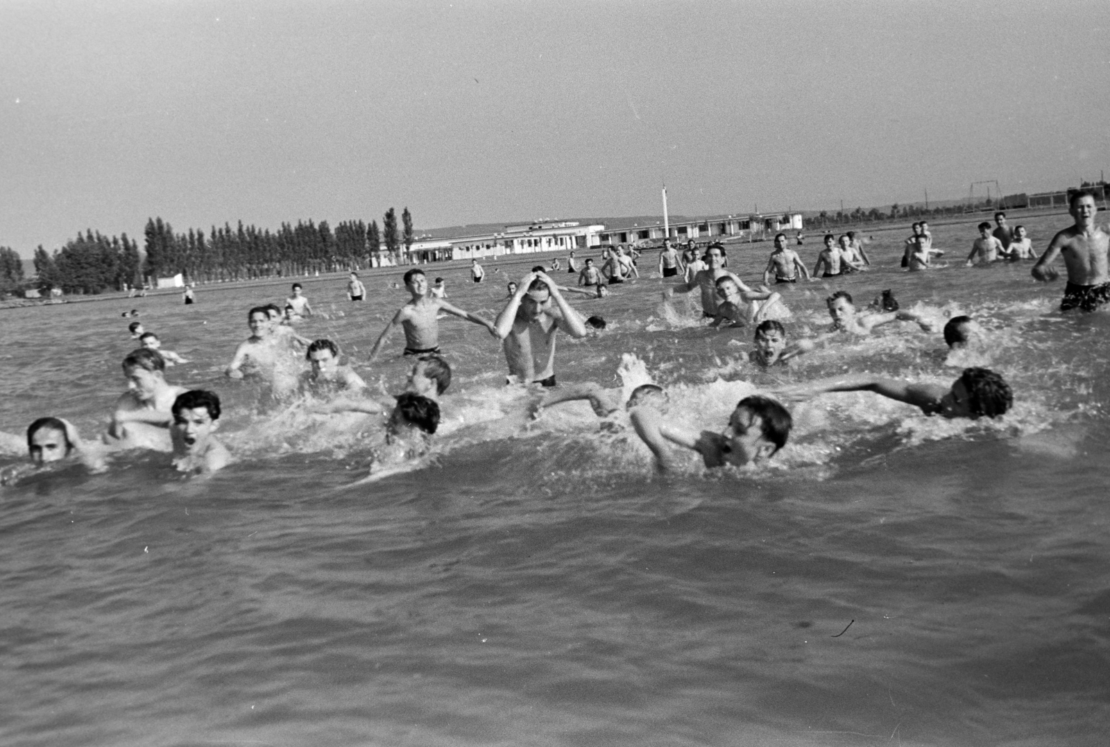 Hungary, Balatonboglár, a Balatonban fürdőző fiatalok, háttérben a Magánalkalmazottak Biztosító Intézetének "Teleki Pál" fiúüdülője., 1943, Horváth József, kid, bathing, Fortepan #265025