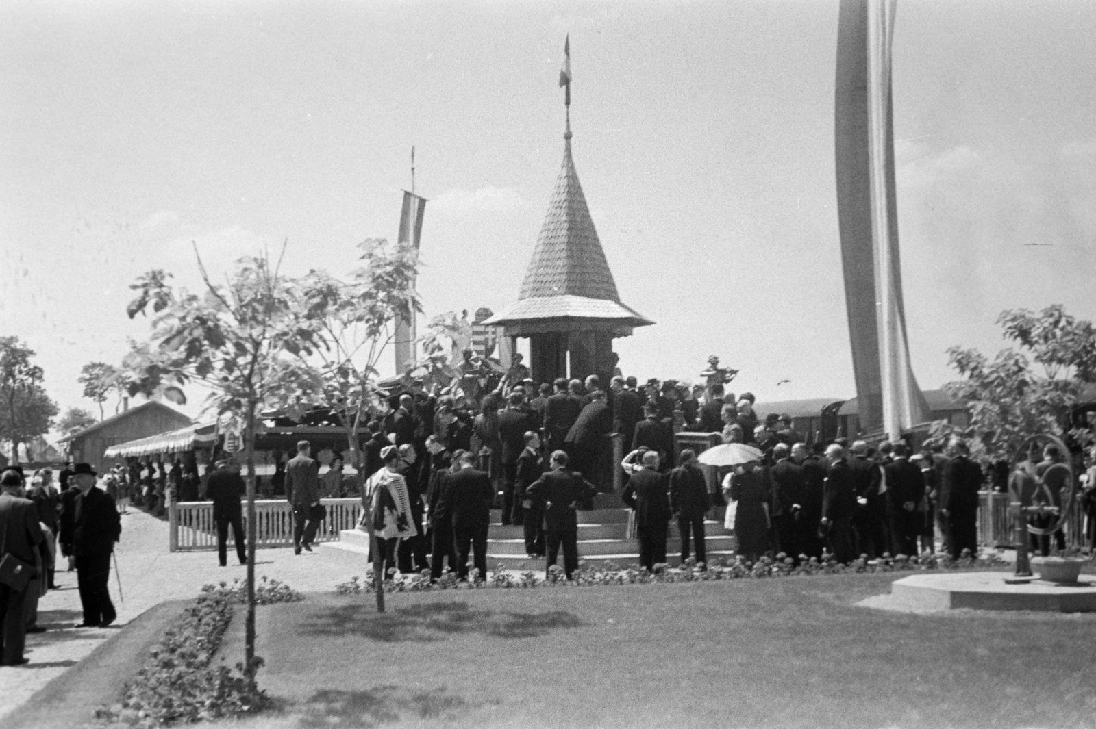 Szerbia, Újnagyfény, ekkor Bácsjózseffalva, vasútállomás. Székely Albert Zenélő kútjának avatása., 1943, Horváth József, Fortepan #265050