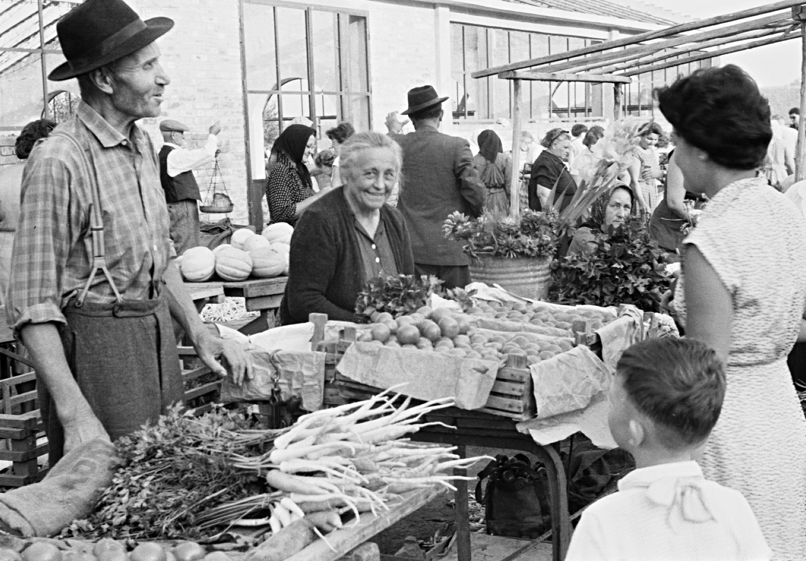Hungary, Baja, piac, háttérben a piaccsarnok., 1962, Erky-Nagy Tibor, market, costermonger, Fortepan #26506