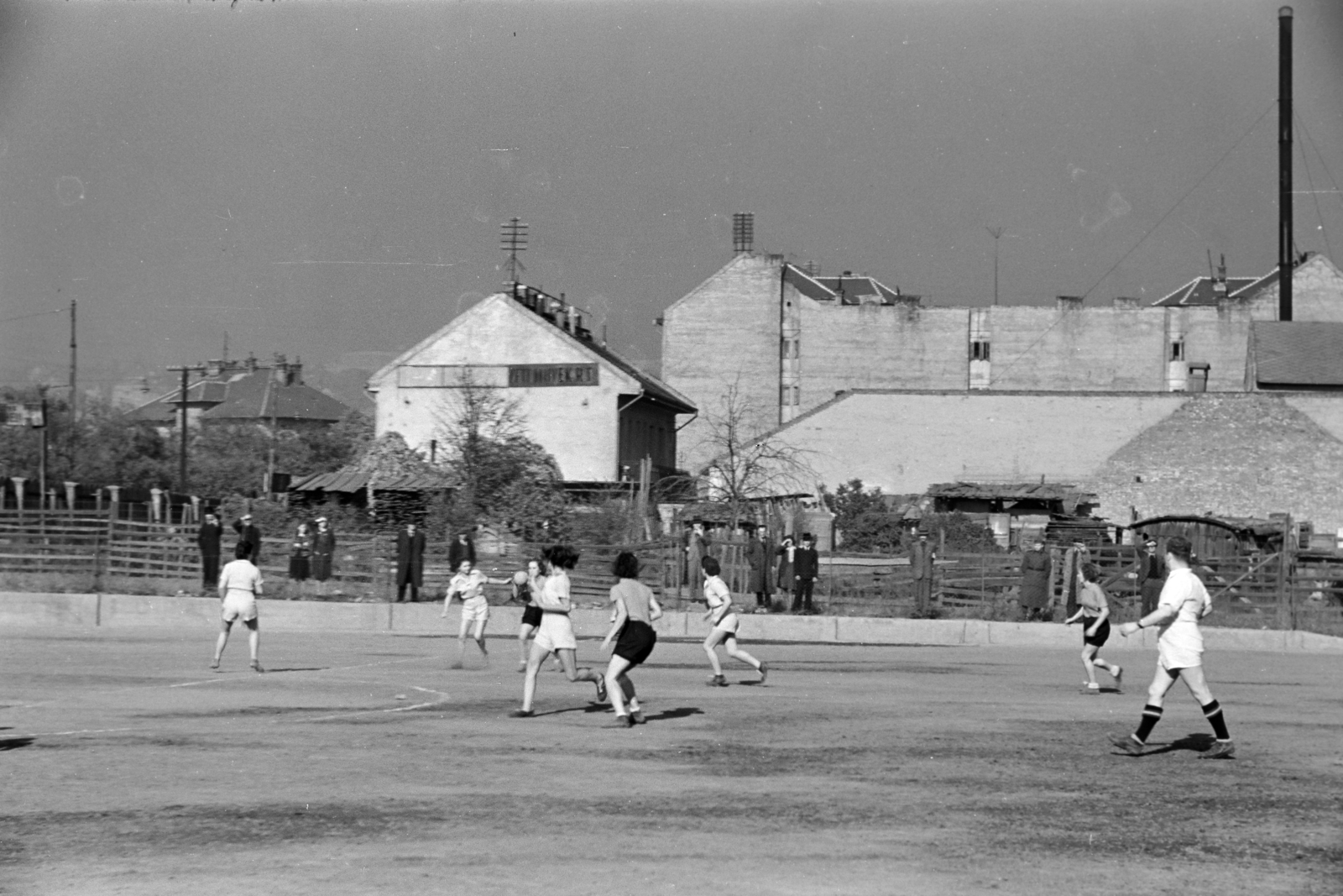 Magyarország, Budapest XI., Fehérvári út 66-68., sportpálya a Hauszmann Alajos utca sarkán a Prielle Kornélia utca felé nézve. Nagypályás női kézilabda mérkőzés., 1942, Horváth József, Budapest, Fortepan #265062